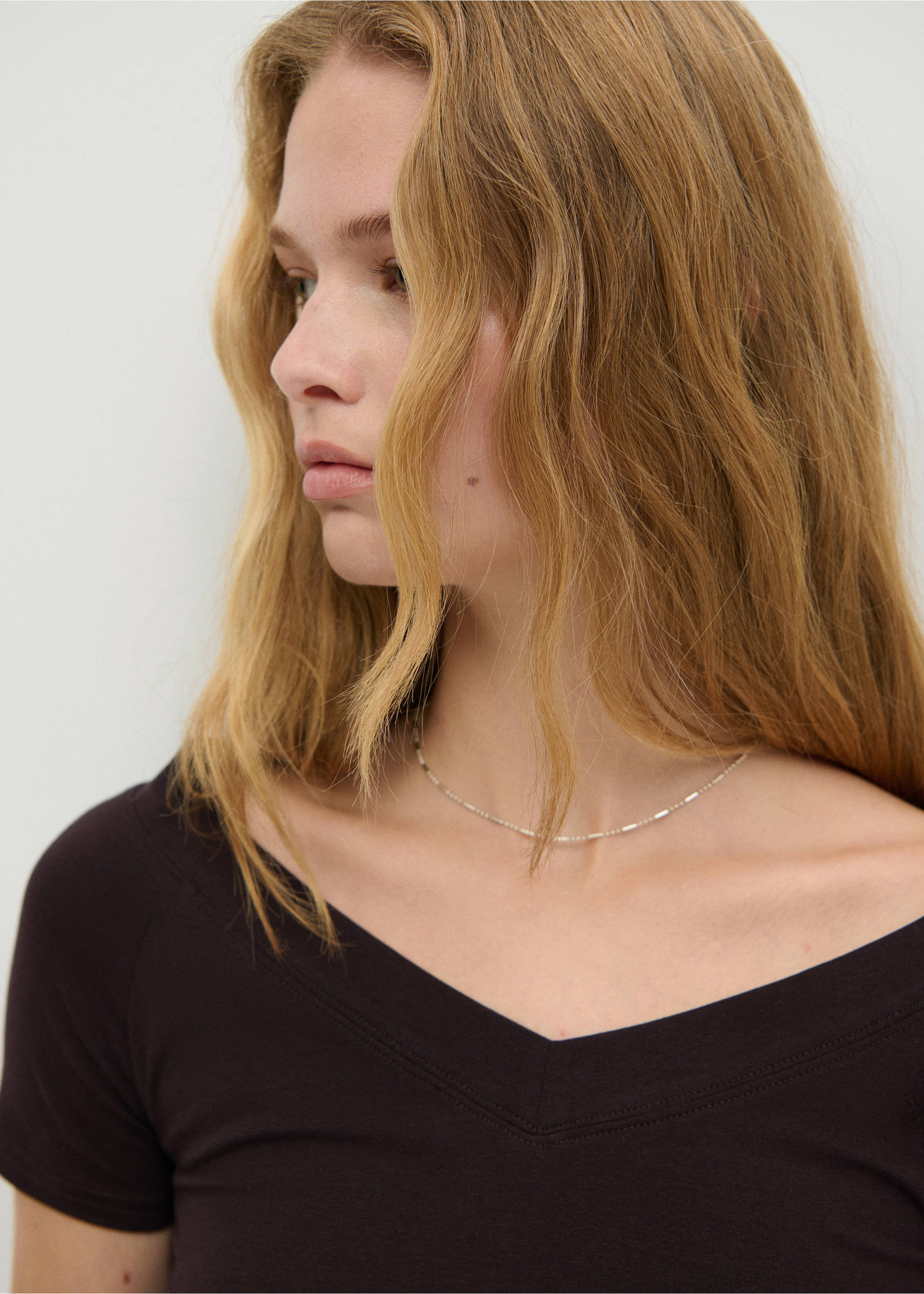 V-neck T-shirt - Details of the article 1, Brown. Ref: 37025865-00.