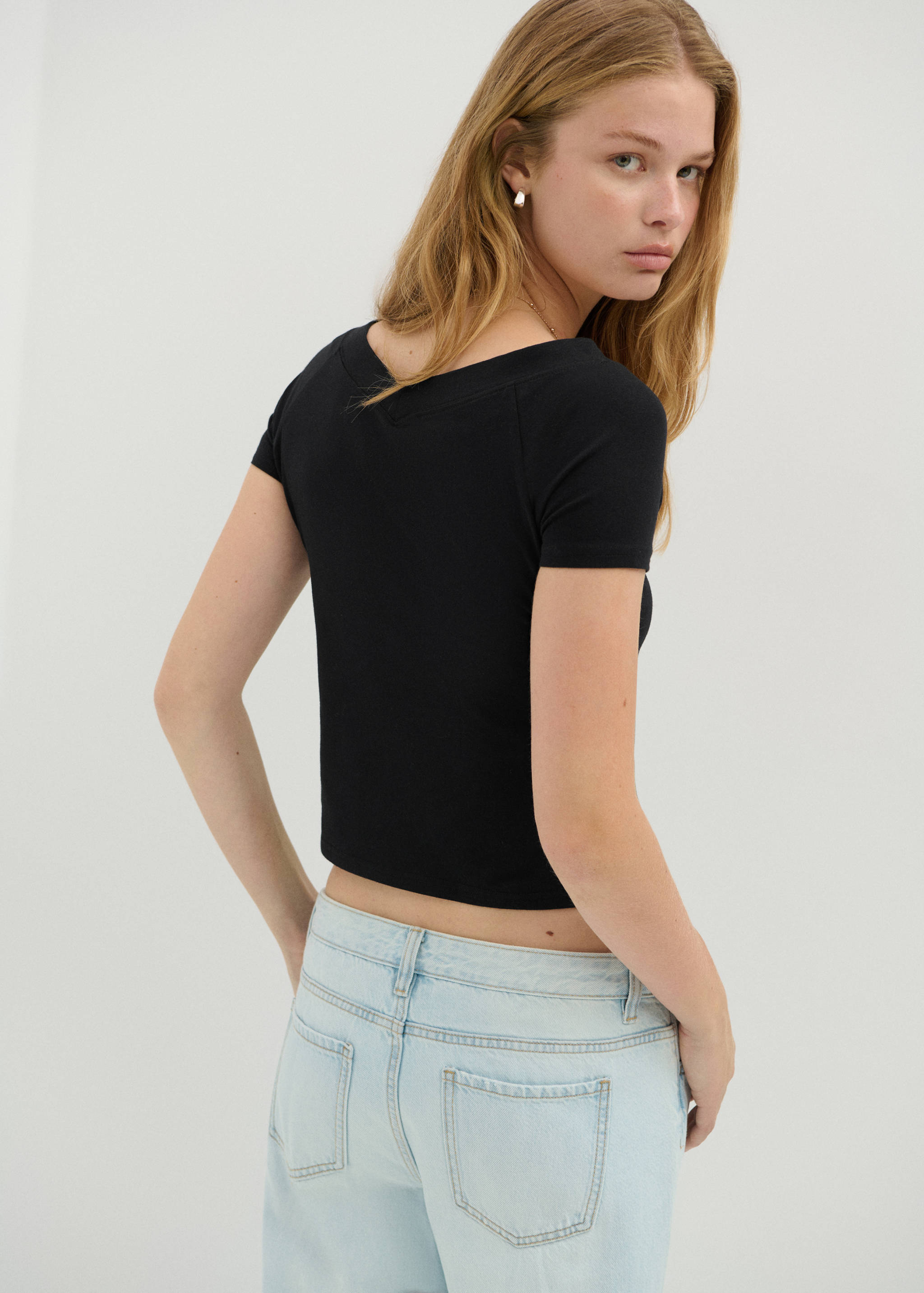 V-neck T-shirt - Reverse of the article