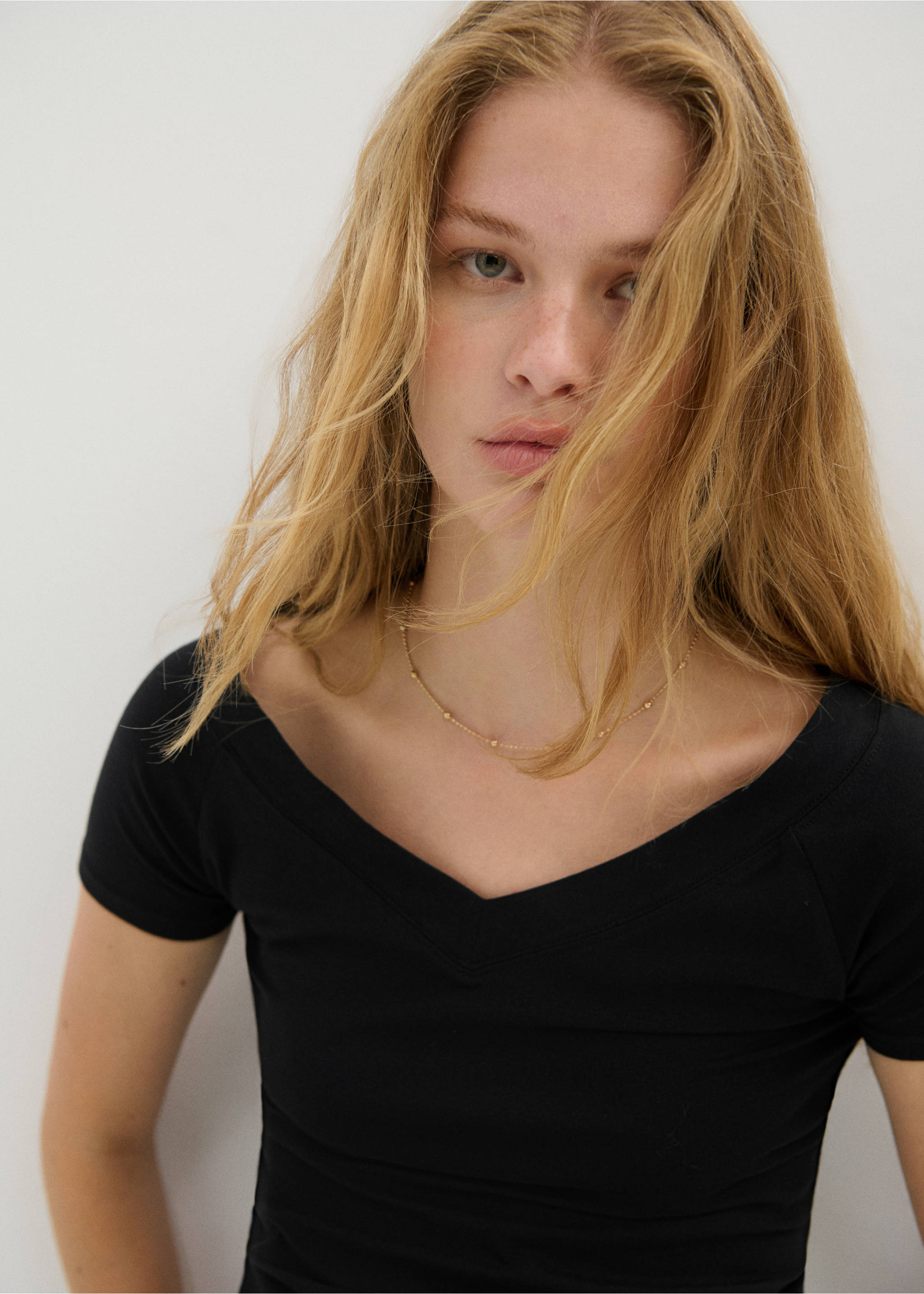 V-neck T-shirt - Details of the article 1, Black. Ref: 37025866-00.