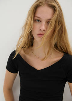 V-neck T-shirt — Black 3