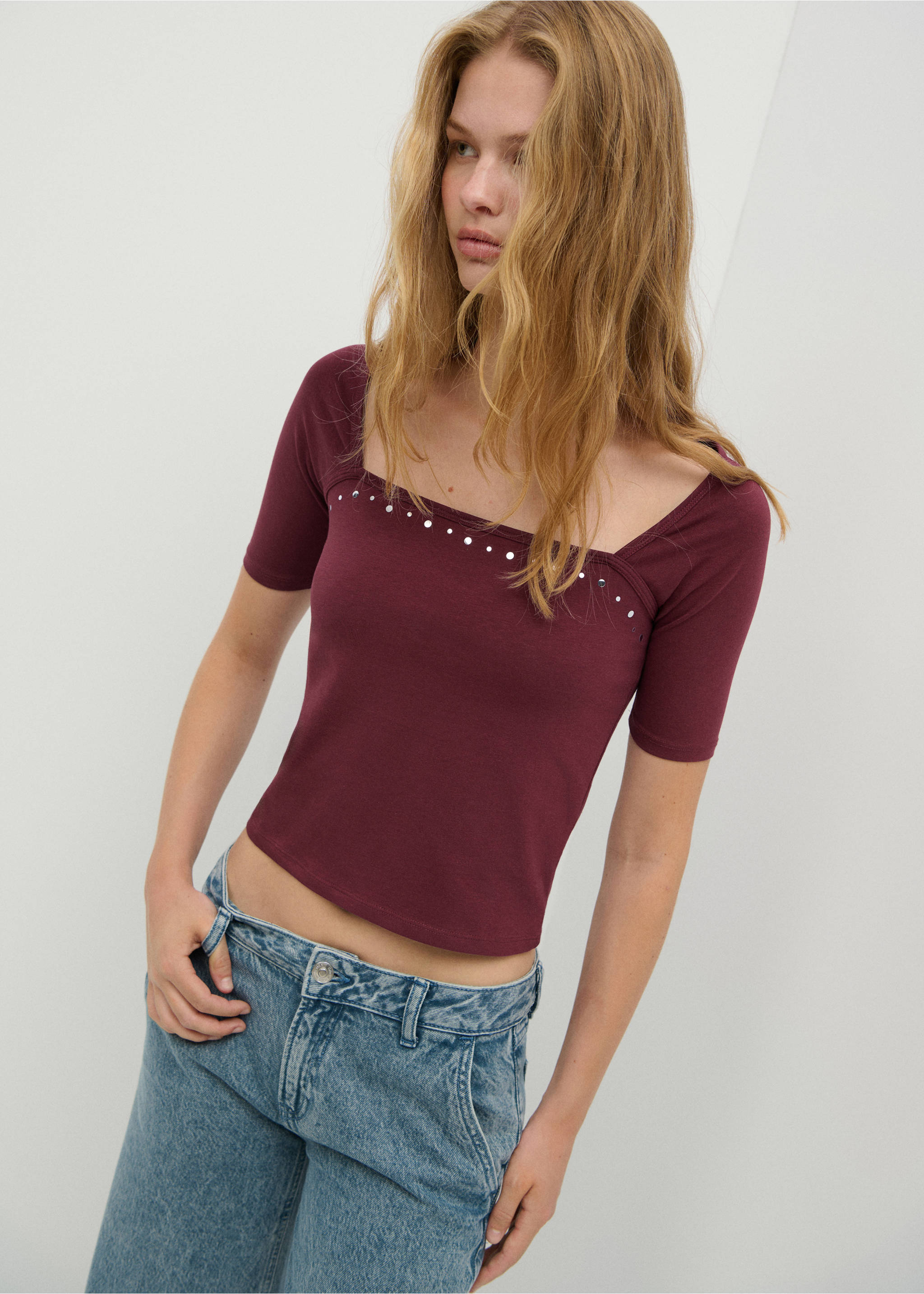 T-shirt détail clous - Plan moyen, Bordeaux. Ref: 37025868-00.