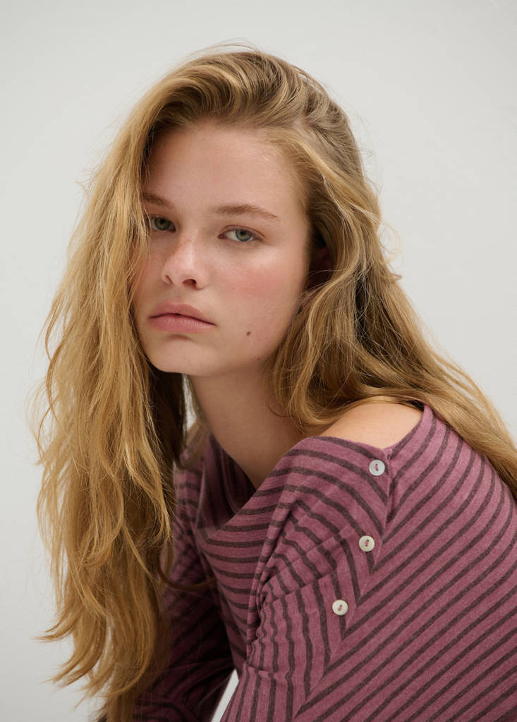 Striped off-the-shoulder T-shirt — Pink
