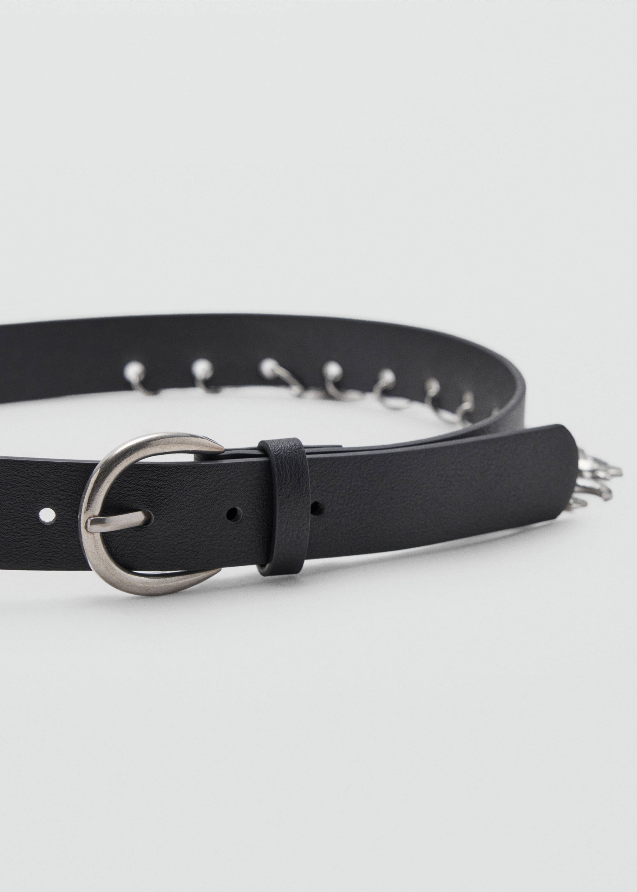 Belt with charm detail - Medium plane, Black. Ref: 37025884-00.