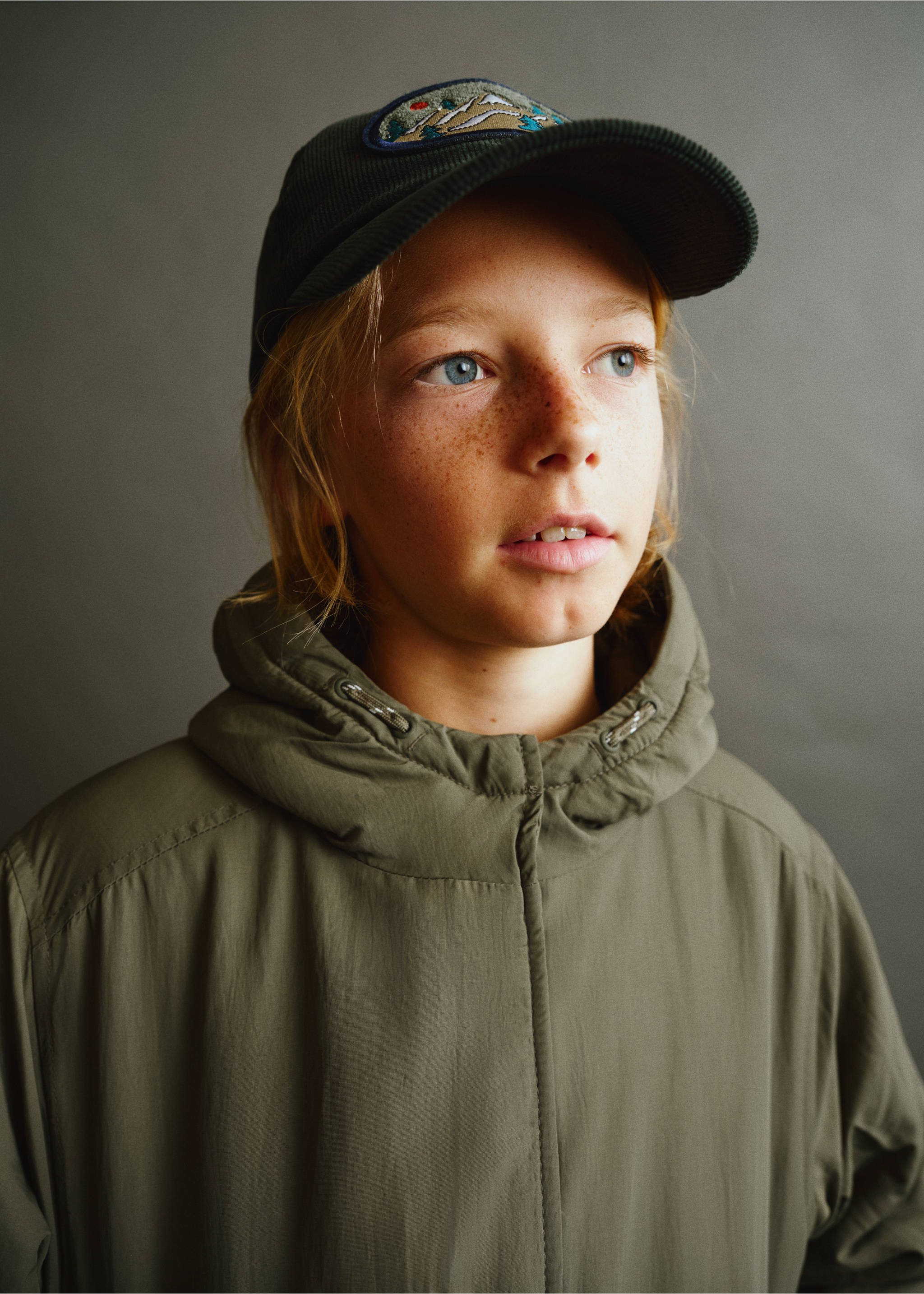 Hood puffer coat - Details of the article 1, Khaki. Ref: 37025976-00.