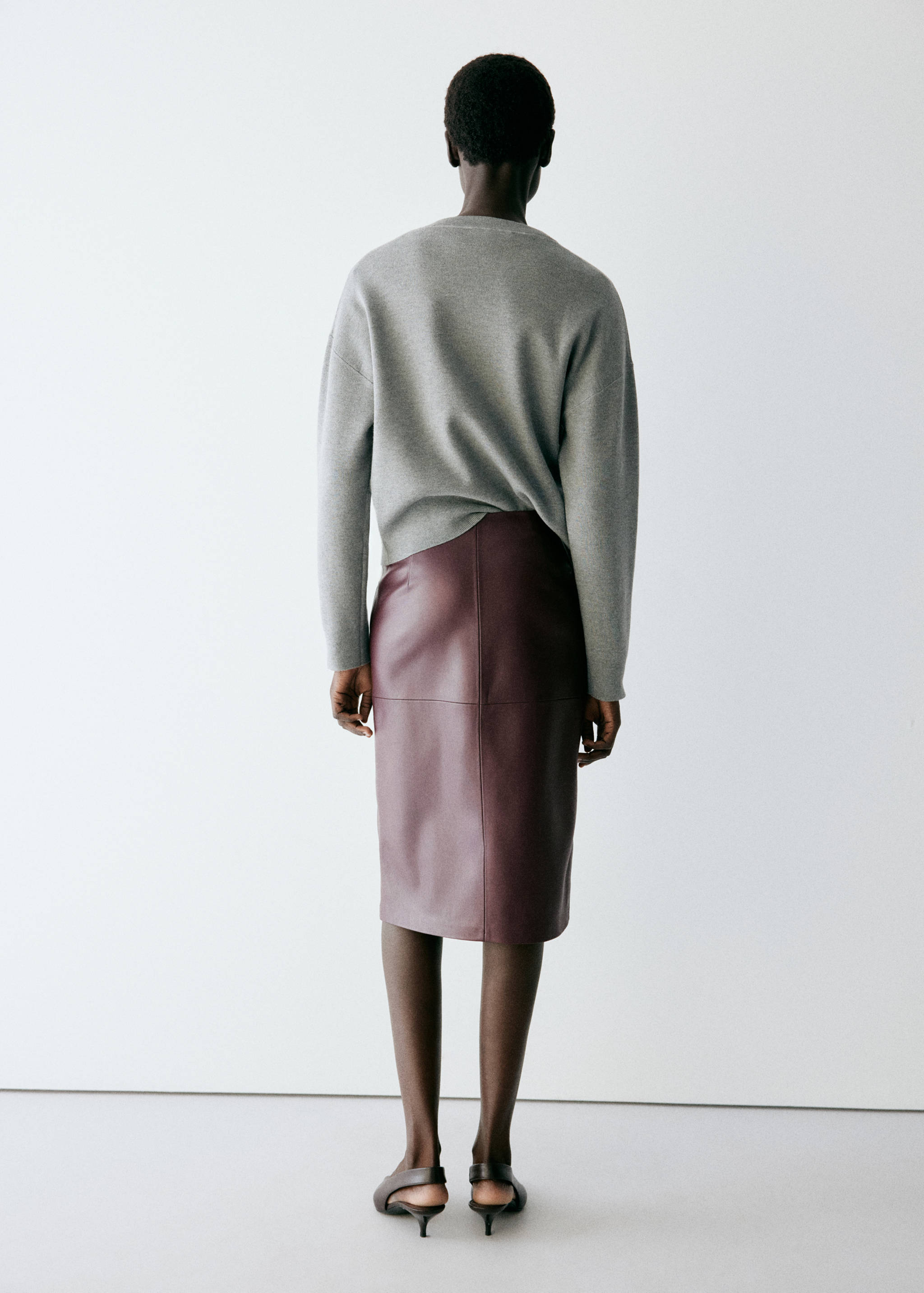 Straight leather-look skirt - Reverse of the article