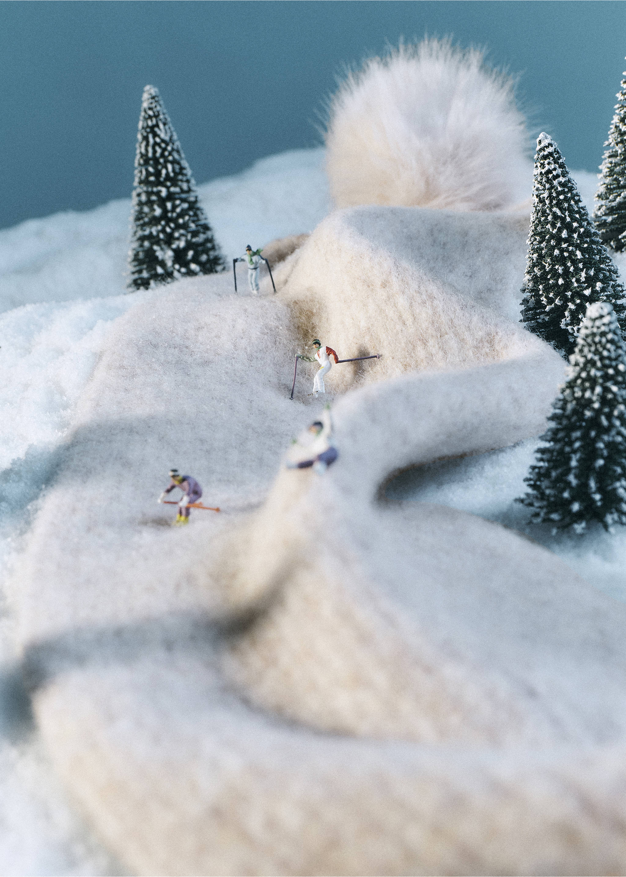 Beige knitted scarf styled as a snowy mountain landscape with miniature skiers., Sand. Ref: 37025995-00.