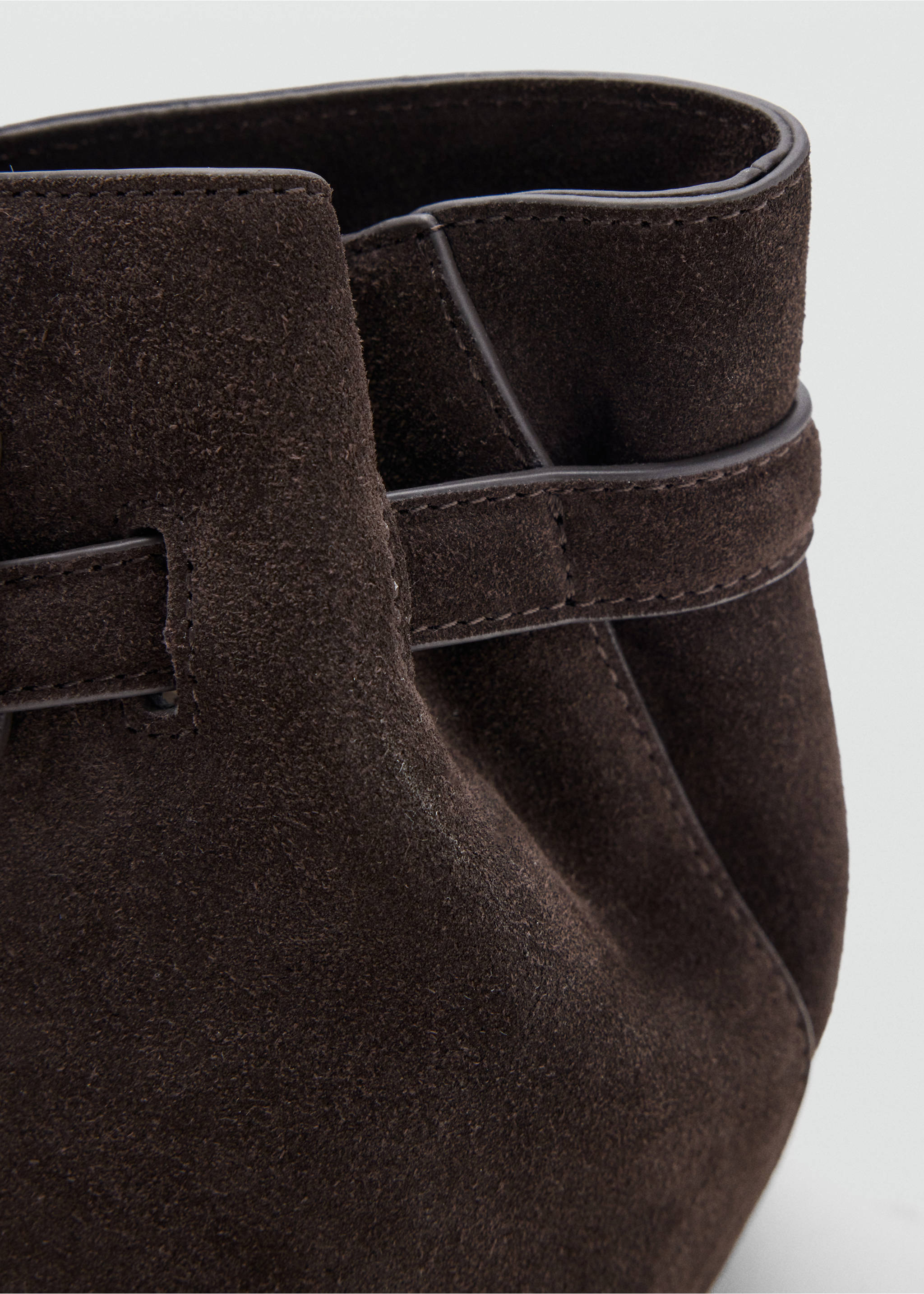 Leather shoulder bag with equestrian detail - Details of the article 2, Chocolate. Ref: 37026003-00.