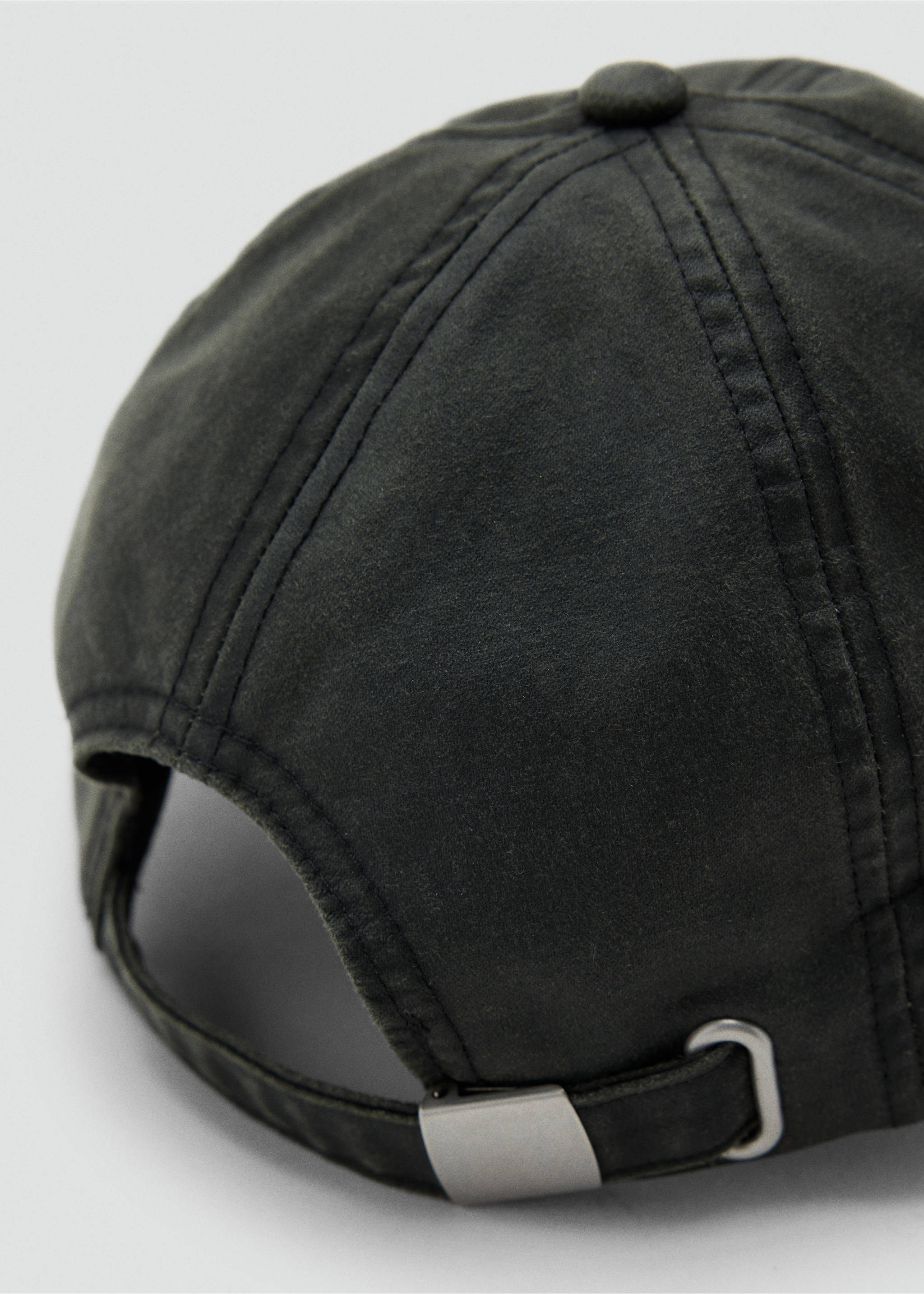 Close-up of the back of a dark green cap with an adjustable metal buckle., Khaki. Ref: 37026014-00.