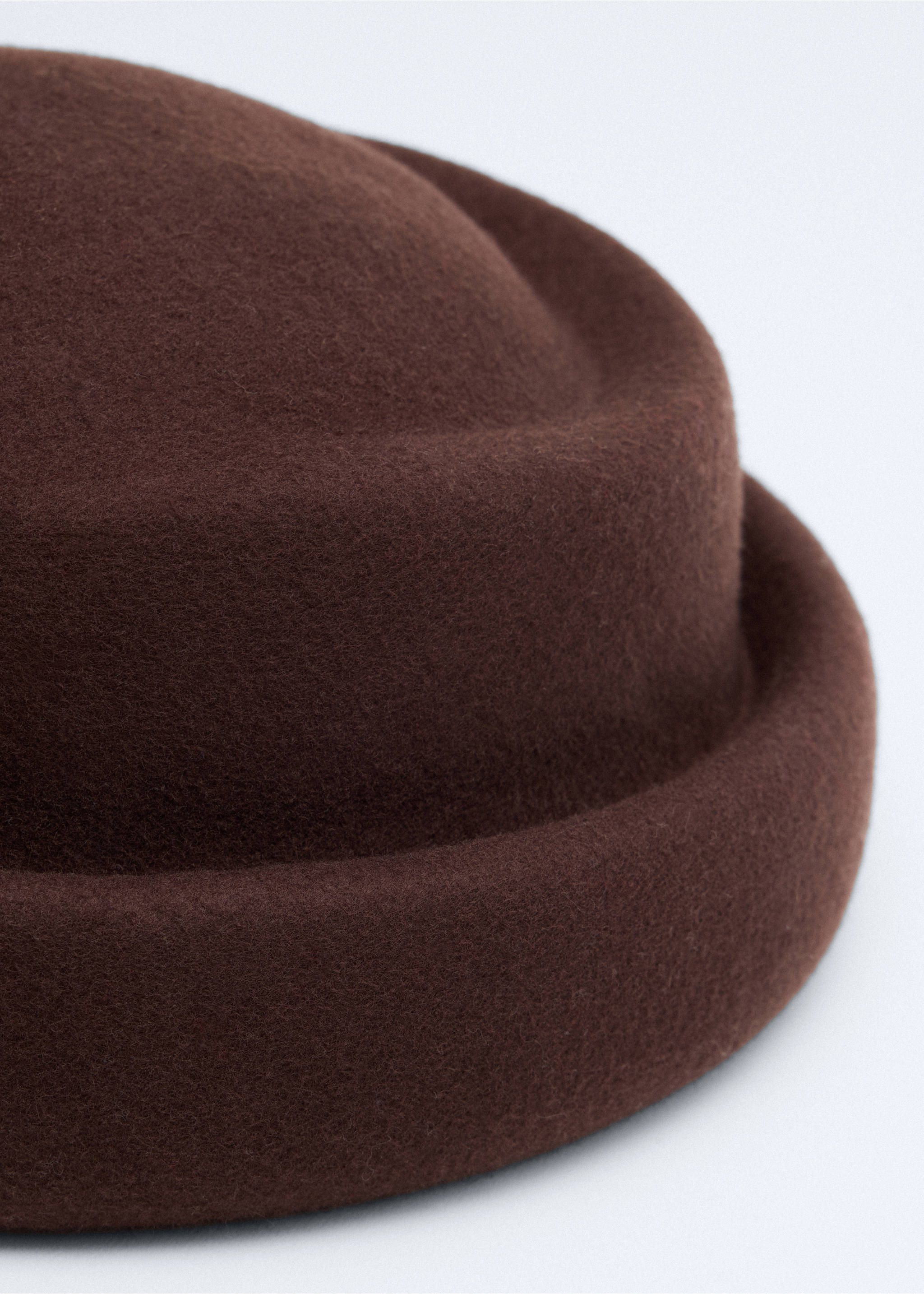 100% wool hat - Details of the article 1, Chocolate. Ref: 37026348-00.