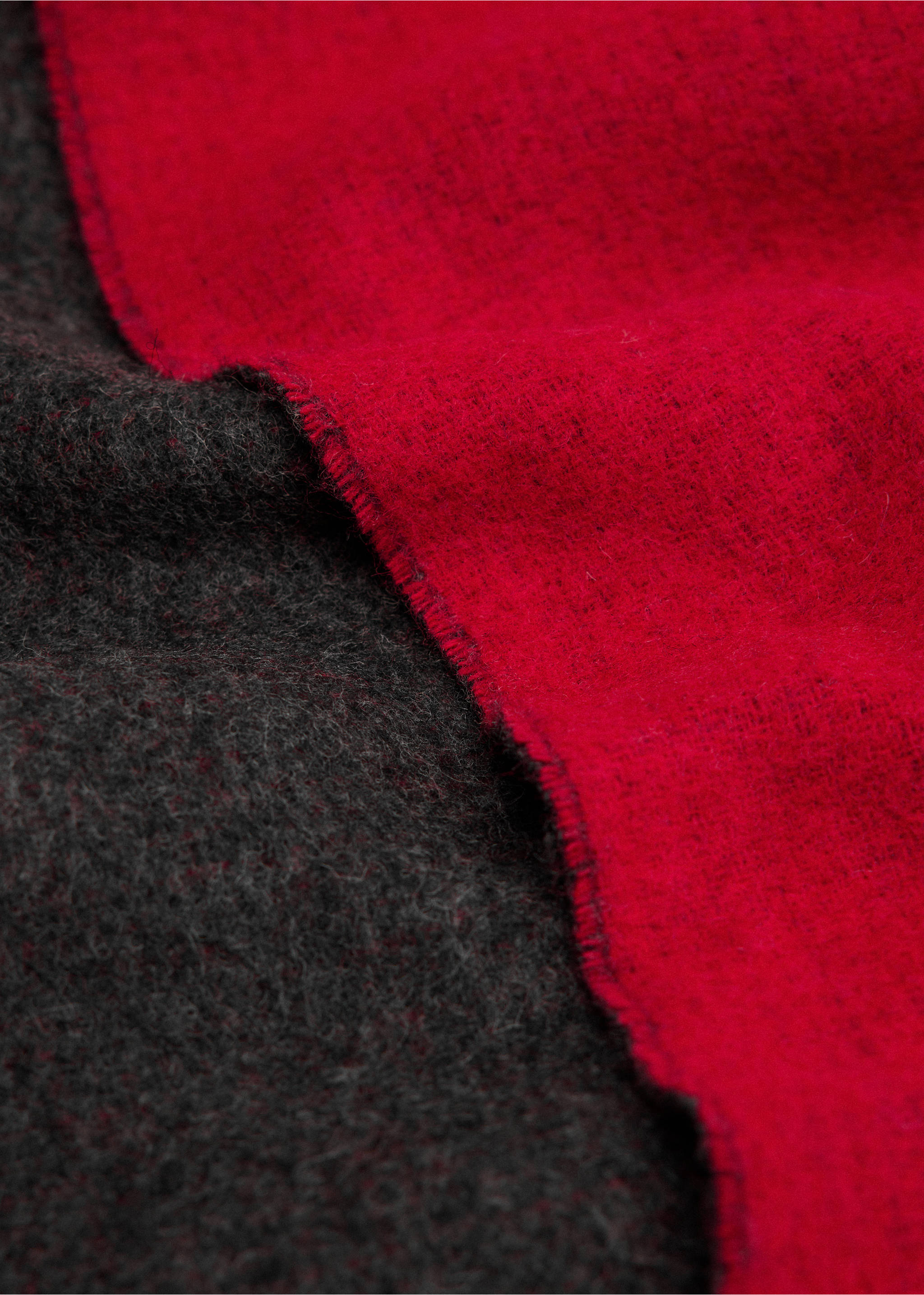 100% reversible wool scarf - Details of the article 1, Red. Ref: 37026353-00.