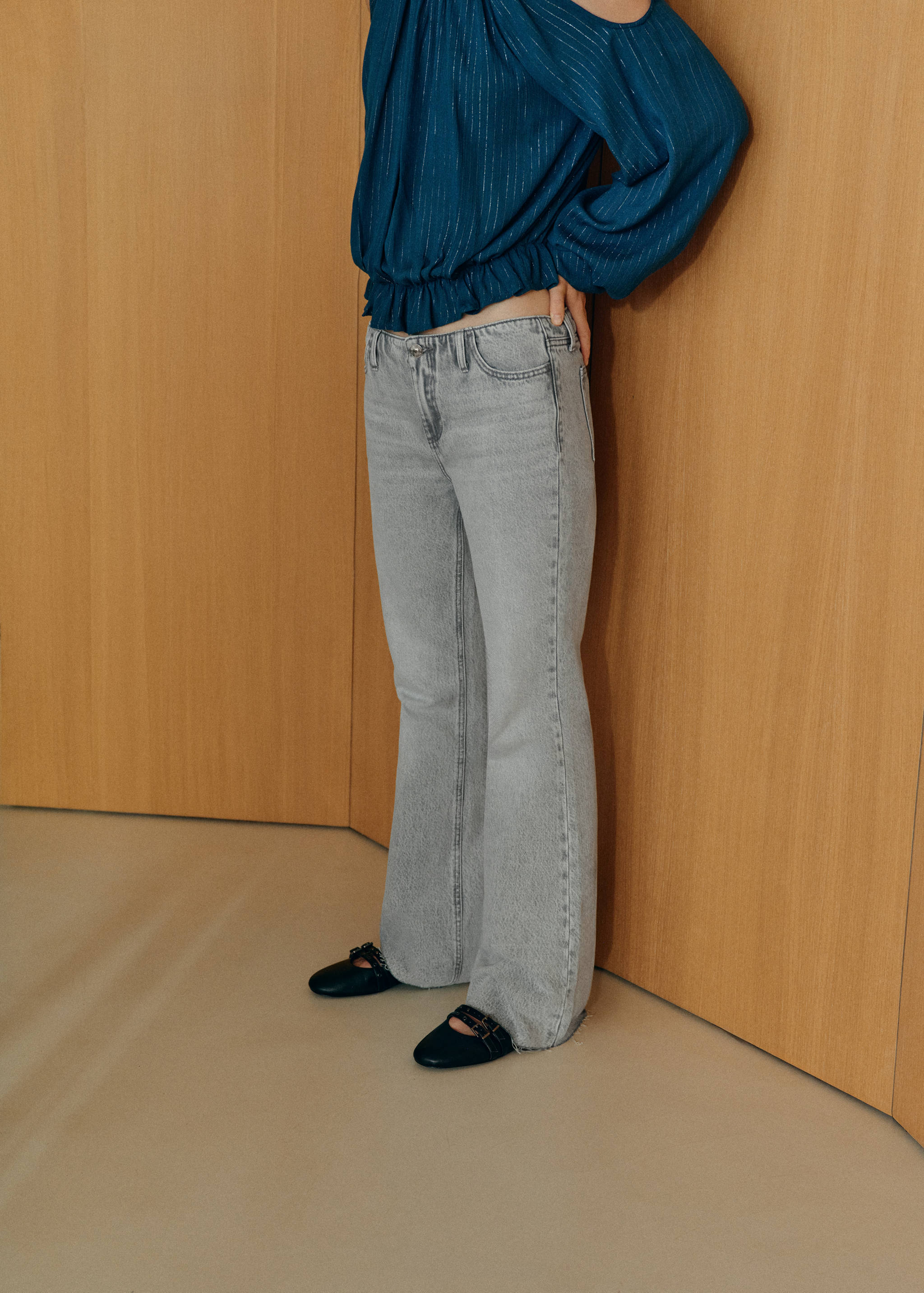 Light-wash flare jeans - Details of the article 3