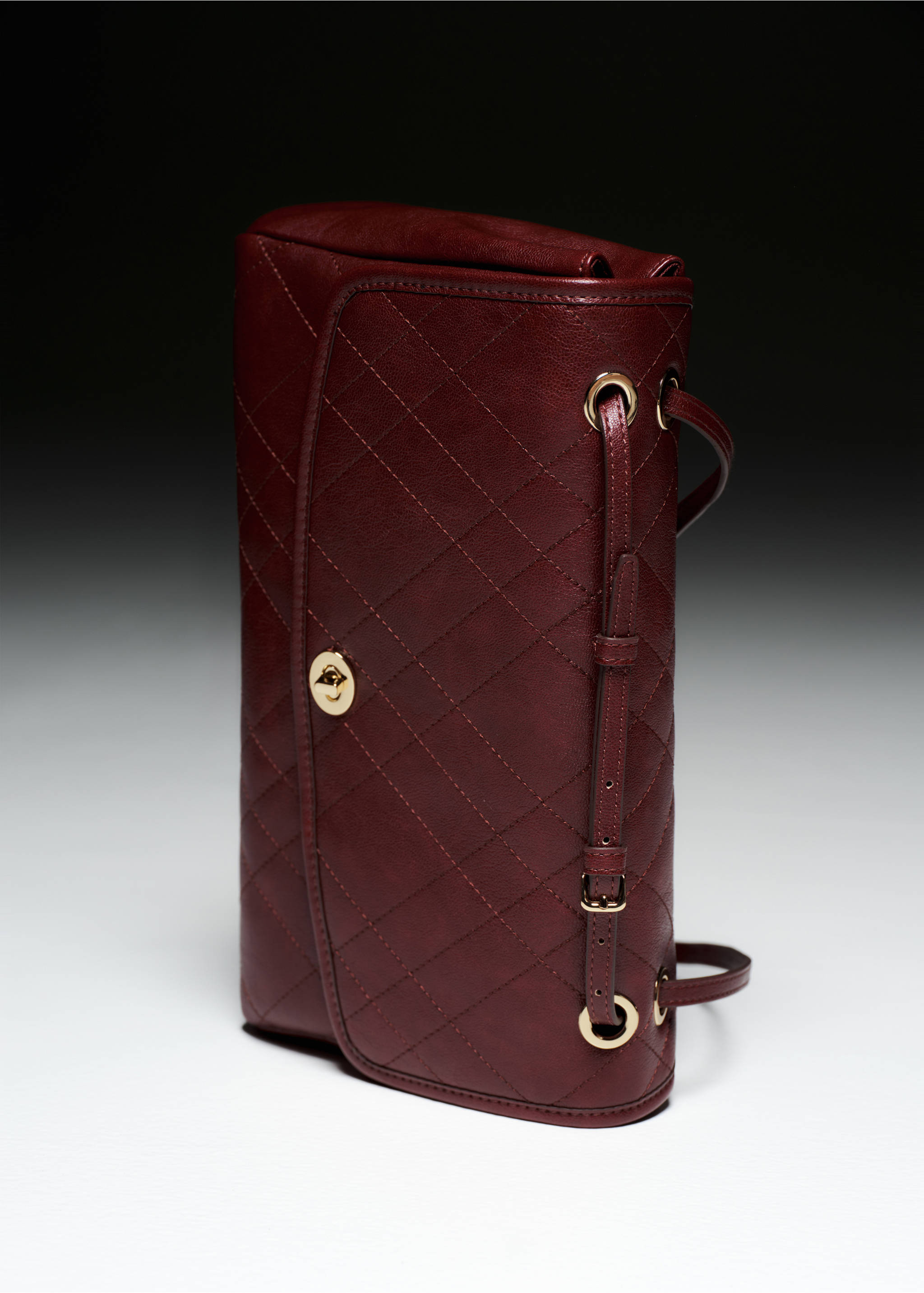 Quilted shoulder bag - Details of the article 5, Burgundy. Ref: 37026368-00.