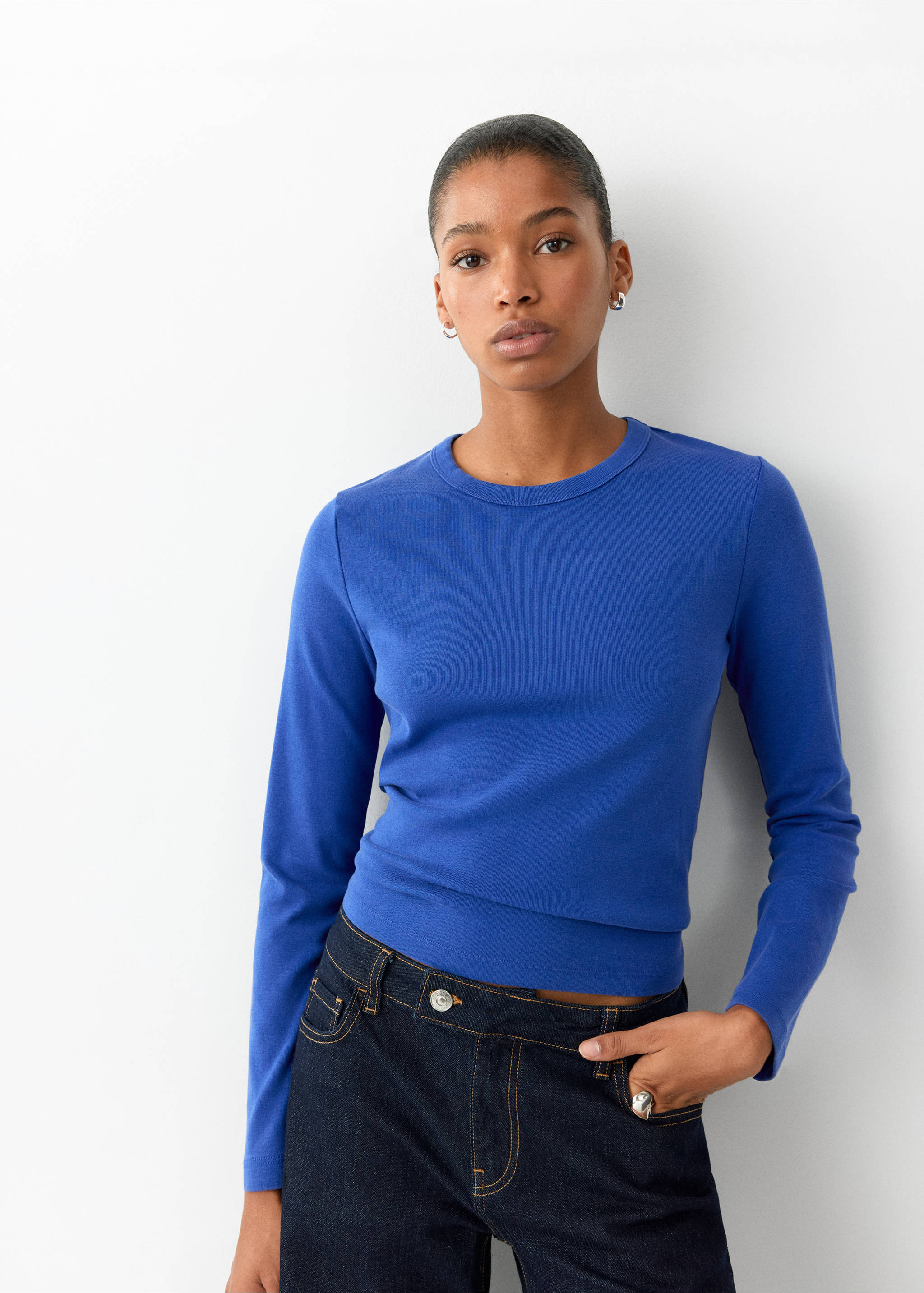 Vibrant blue long-sleeved t-shirt with a crew neck and slim fit, worn with dark denim trousers., Vibrant blue. Ref: 37026741-00.
