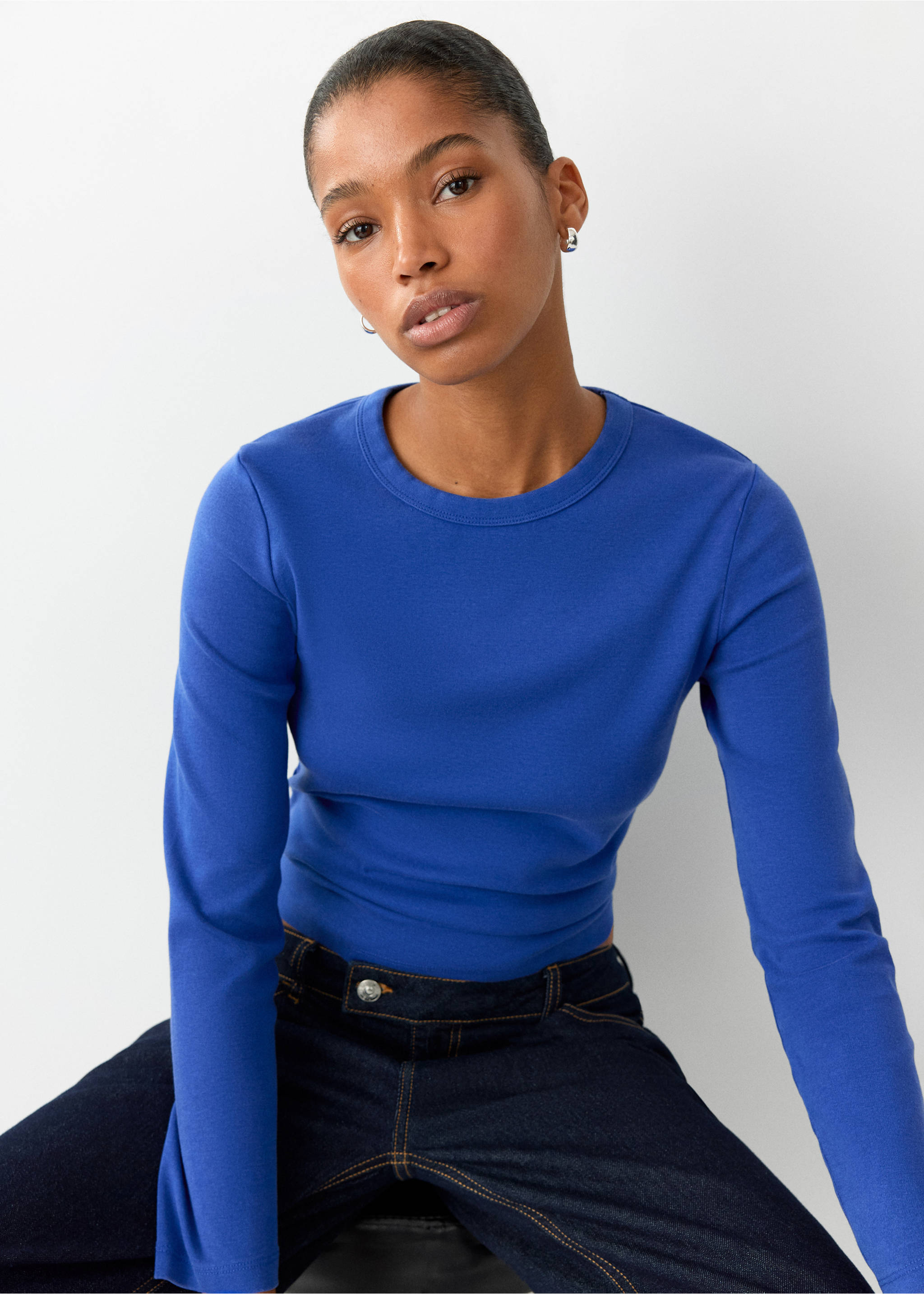 Royal blue long-sleeve t-shirt with a ribbed crew neck and fitted silhouette., Vibrant blue. Ref: 37026741-00.