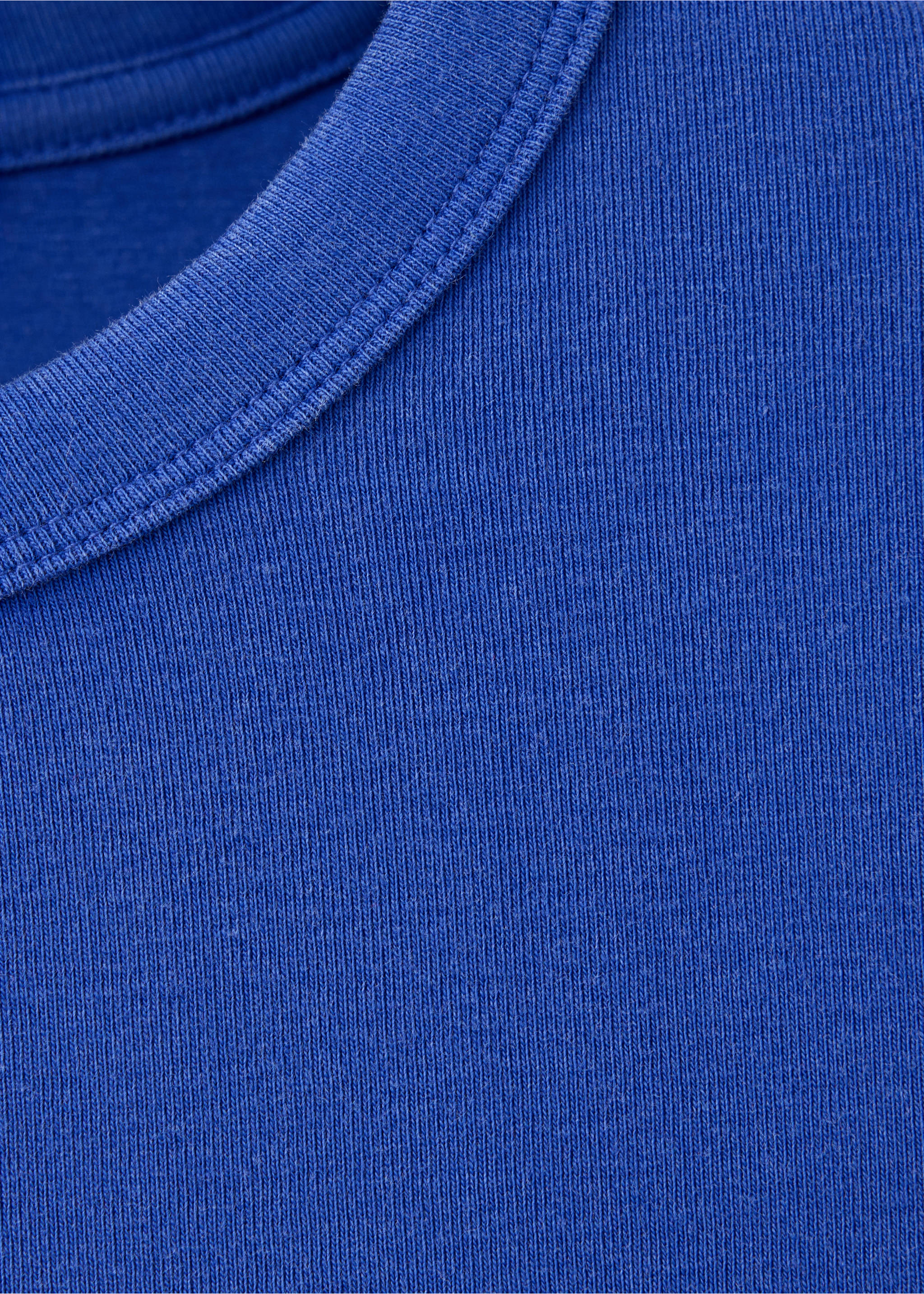 Blue t-shirt detail showing the ribbed round neckline., Vibrant blue. Ref: 37026741-00.