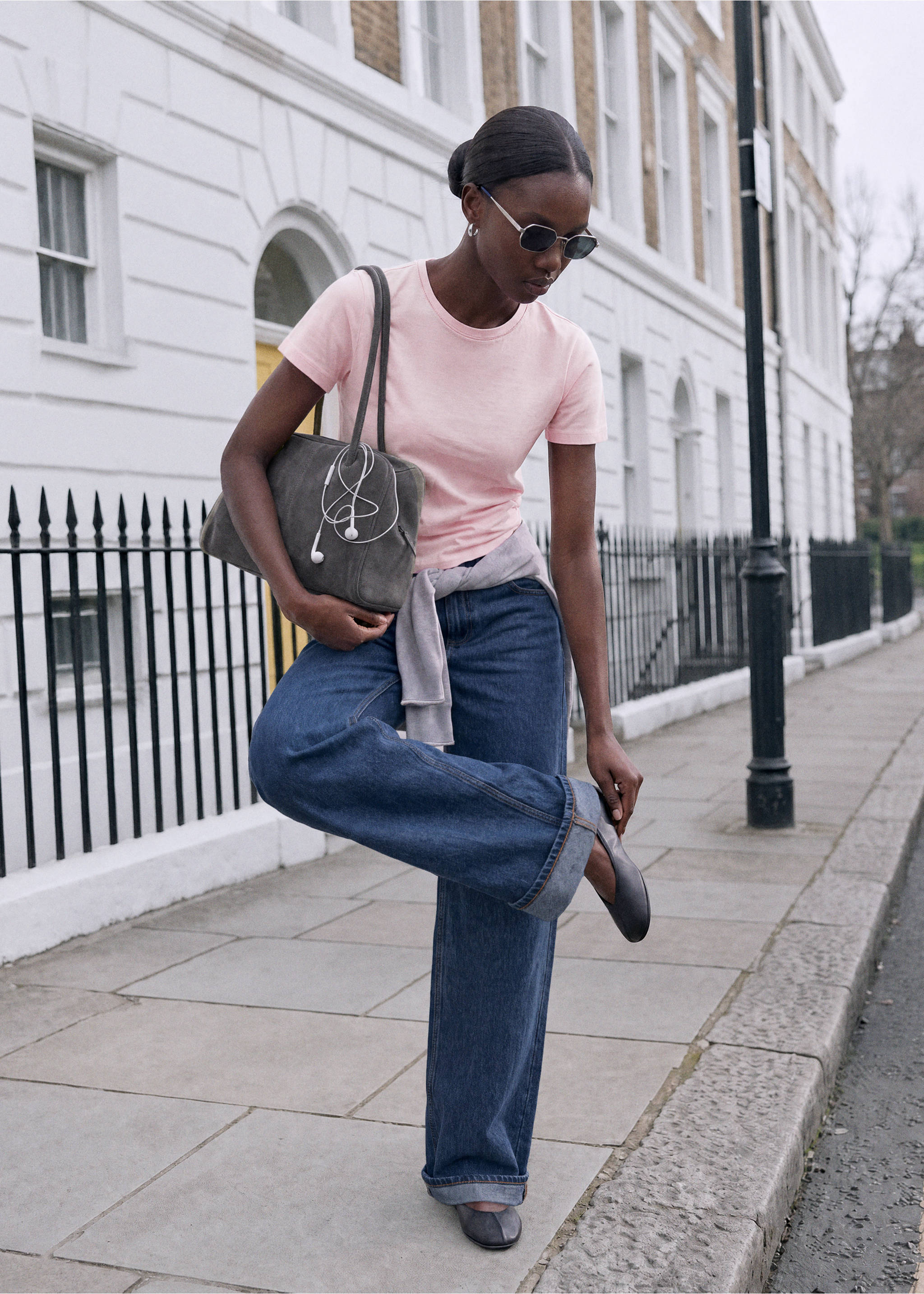 Pink short-sleeved crew-neck t-shirt, worn with wide-leg blue jeans and a grey shoulder bag., Pink. Ref: 37026743-00.