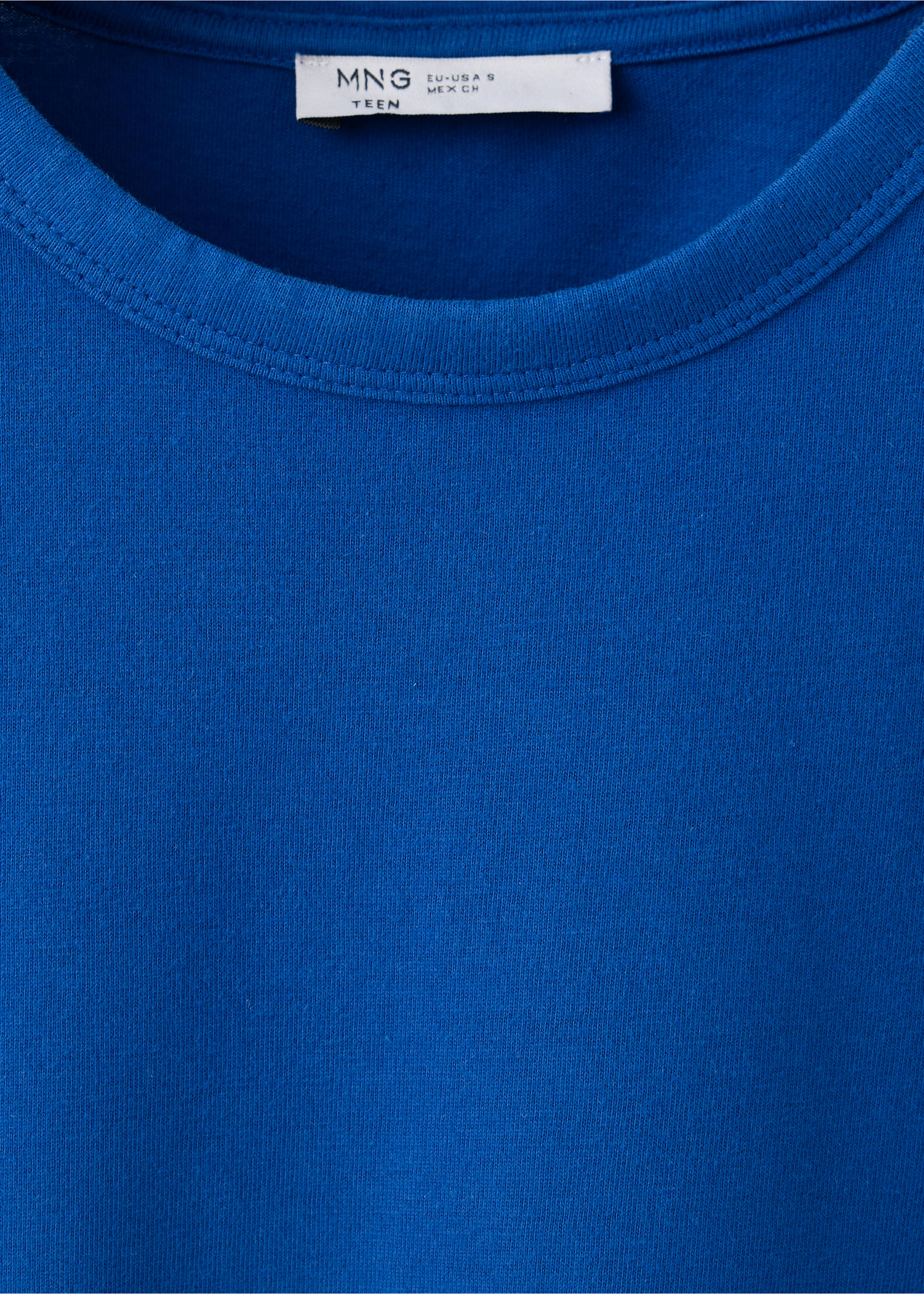 Close-up of a royal blue t-shirt neckline with a brand label., Vibrant blue. Ref: 37026744-00.