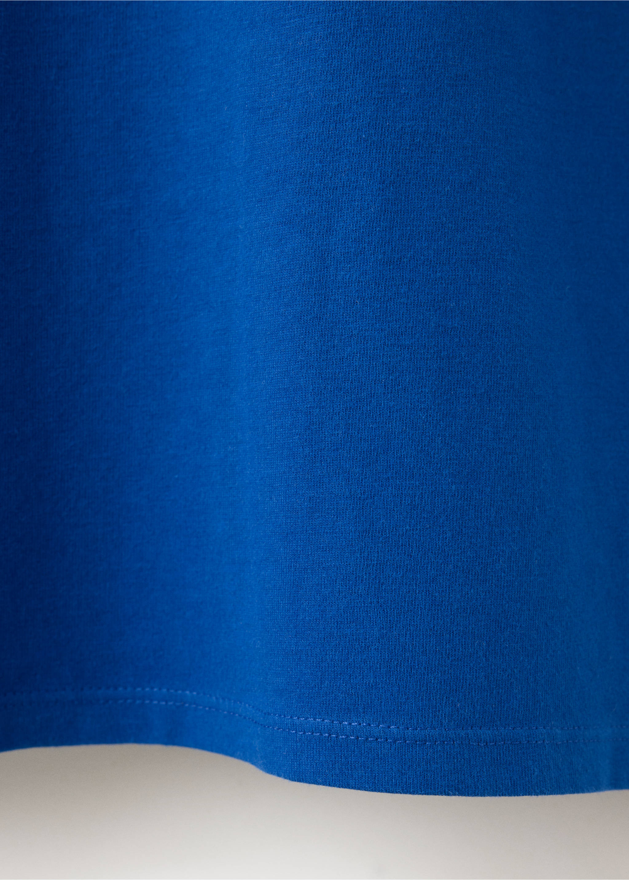 Close-up of the blue t-shirt fabric and hem texture., Vibrant blue. Ref: 37026744-00.