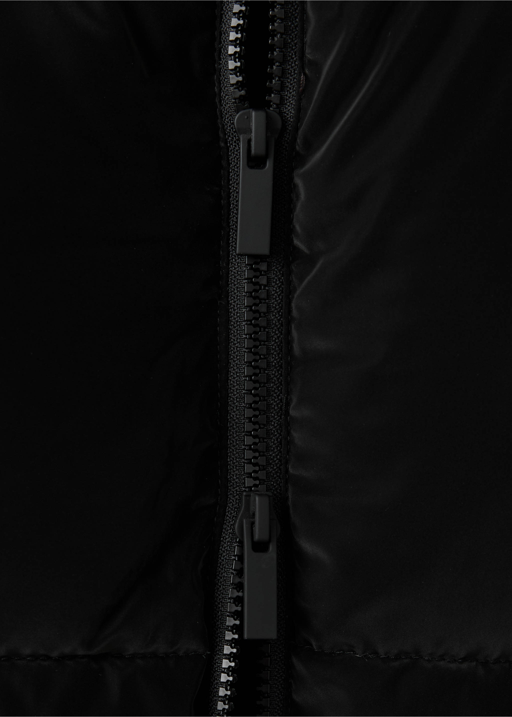 Long quilted anorak with hood - Details of the article 8, Black. Ref: 37027115-00.