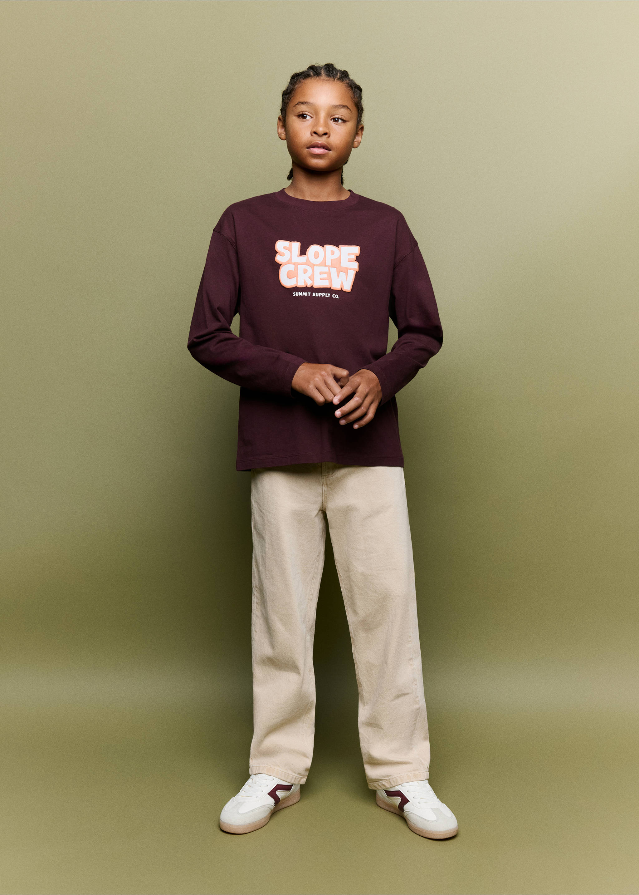 Burgundy long-sleeved t-shirt with graphic print, worn with beige trousers, Burgundy. Ref: 37027131-00.