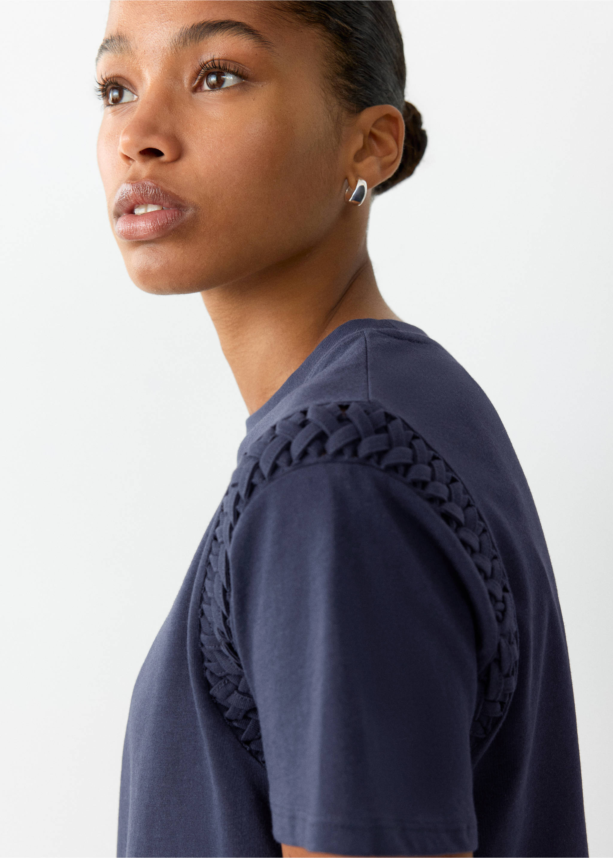 T-shirt en coton détail tressé - Détail de l'article 1, Bleu marine. Ref: 37027139-00.