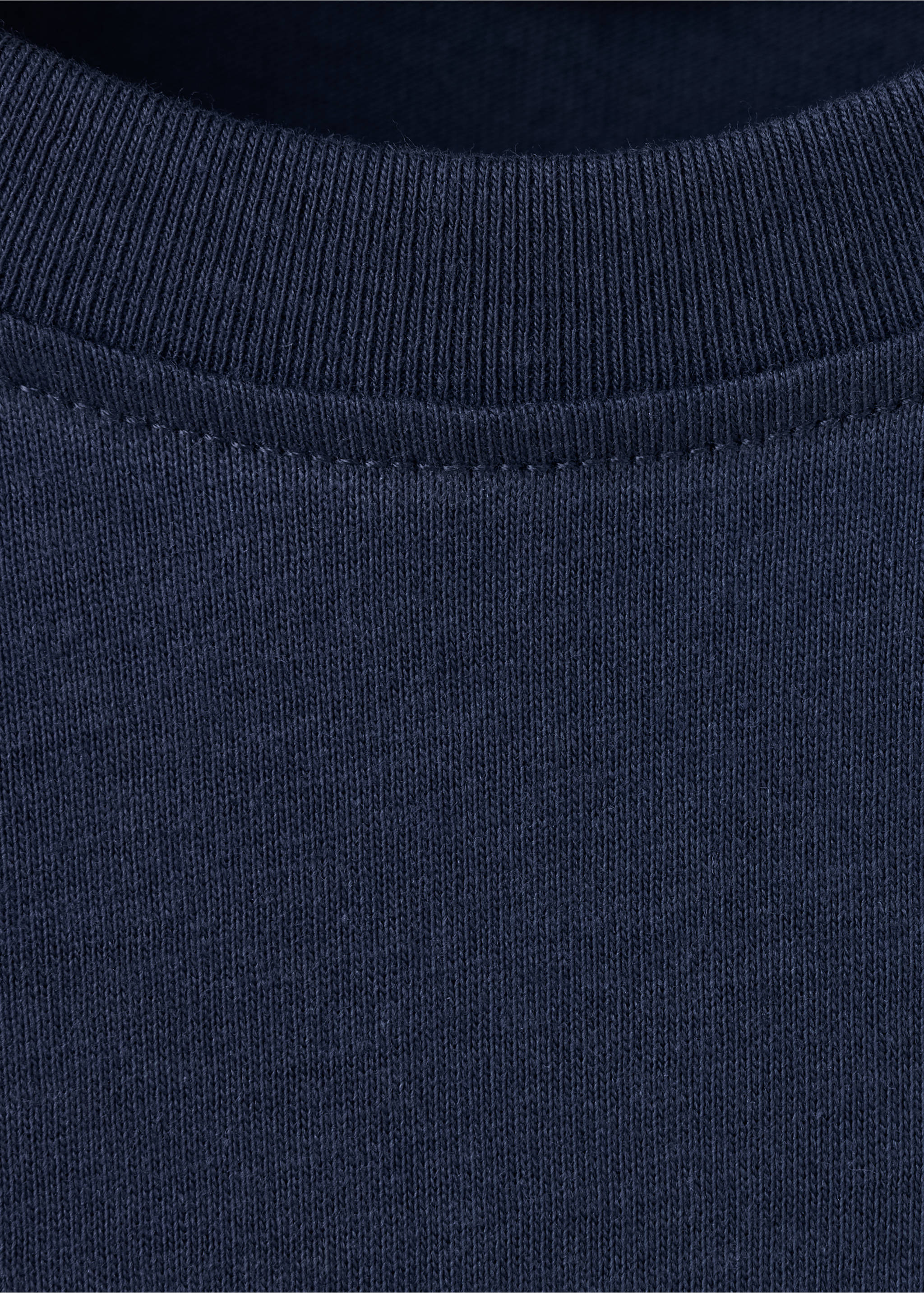 Close-up of the dark navy t-shirt ribbed crew neckline., Navy. Ref: 37027139-00.
