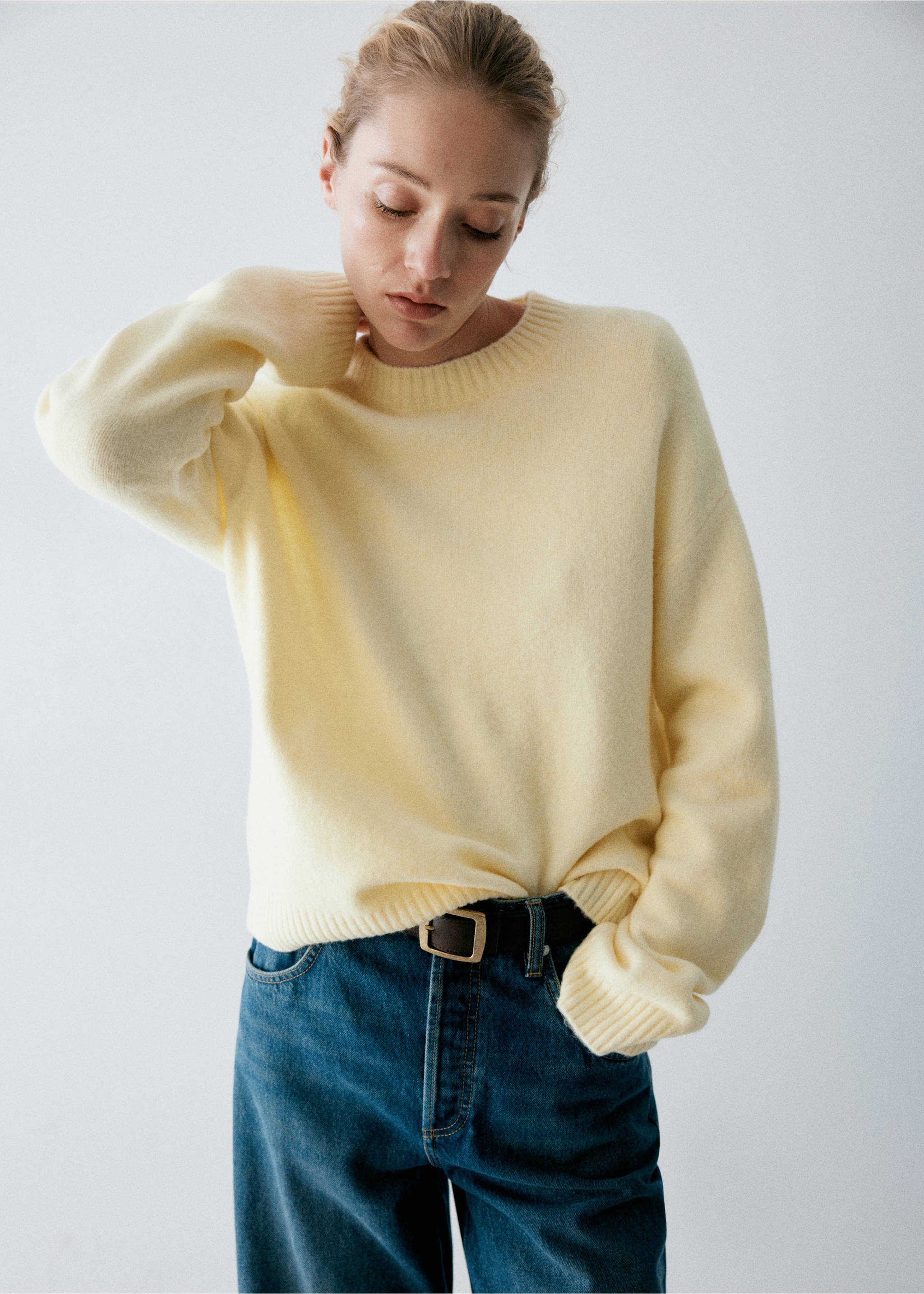 Round-neck knitted sweater - Medium plane, Pastel Yellow. Ref: 37027775-00.