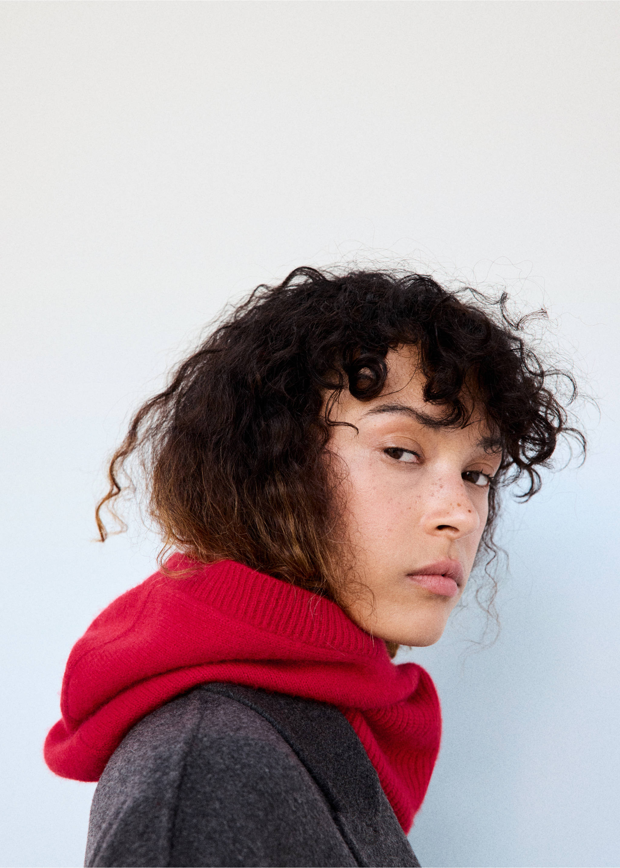 Balaclava knit buttons - Details of the article 9, Red. Ref: 37027776-00.