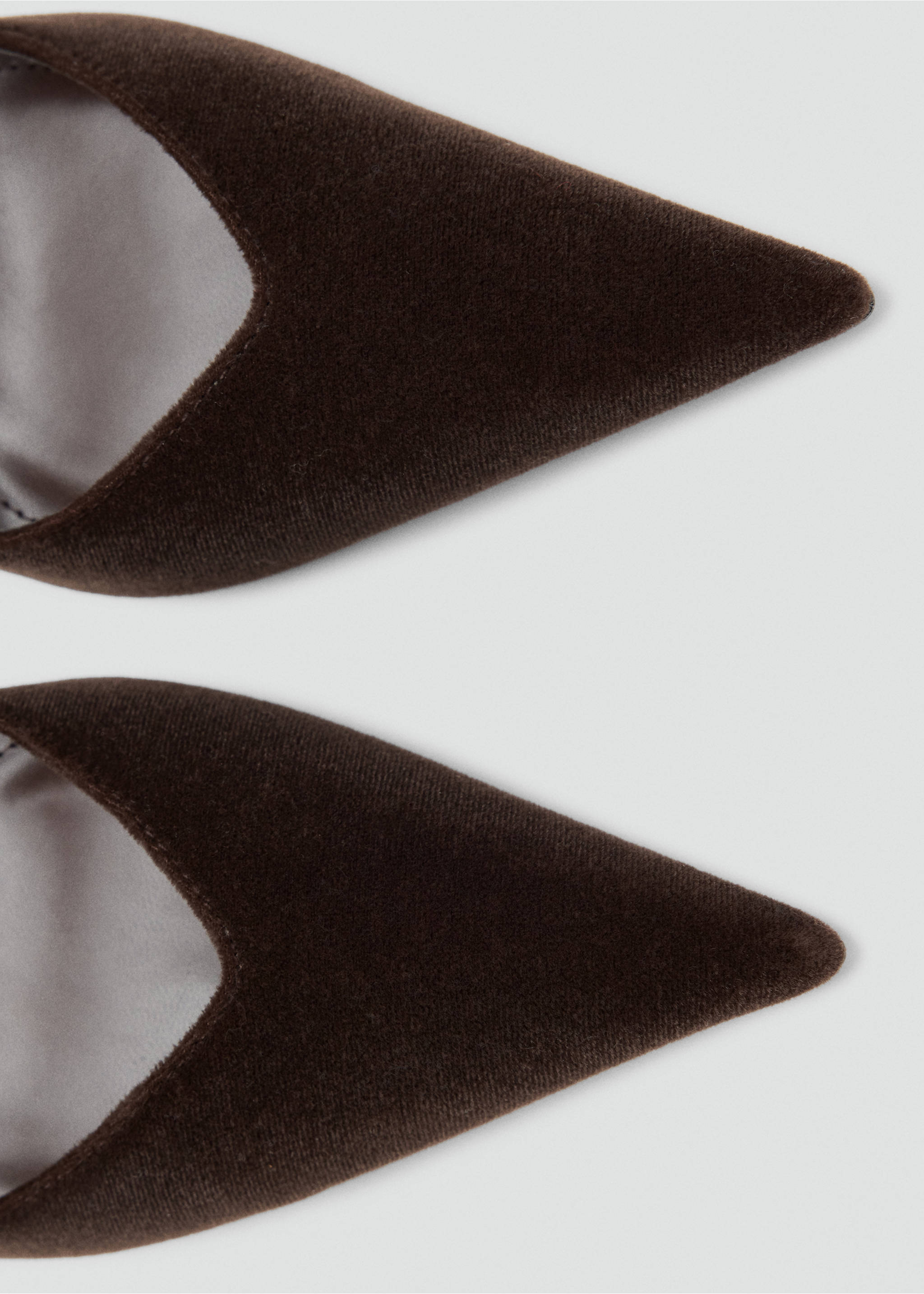 Brown velvet pointed shoes, close-up detail., Chocolate. Ref: 37027778-00.