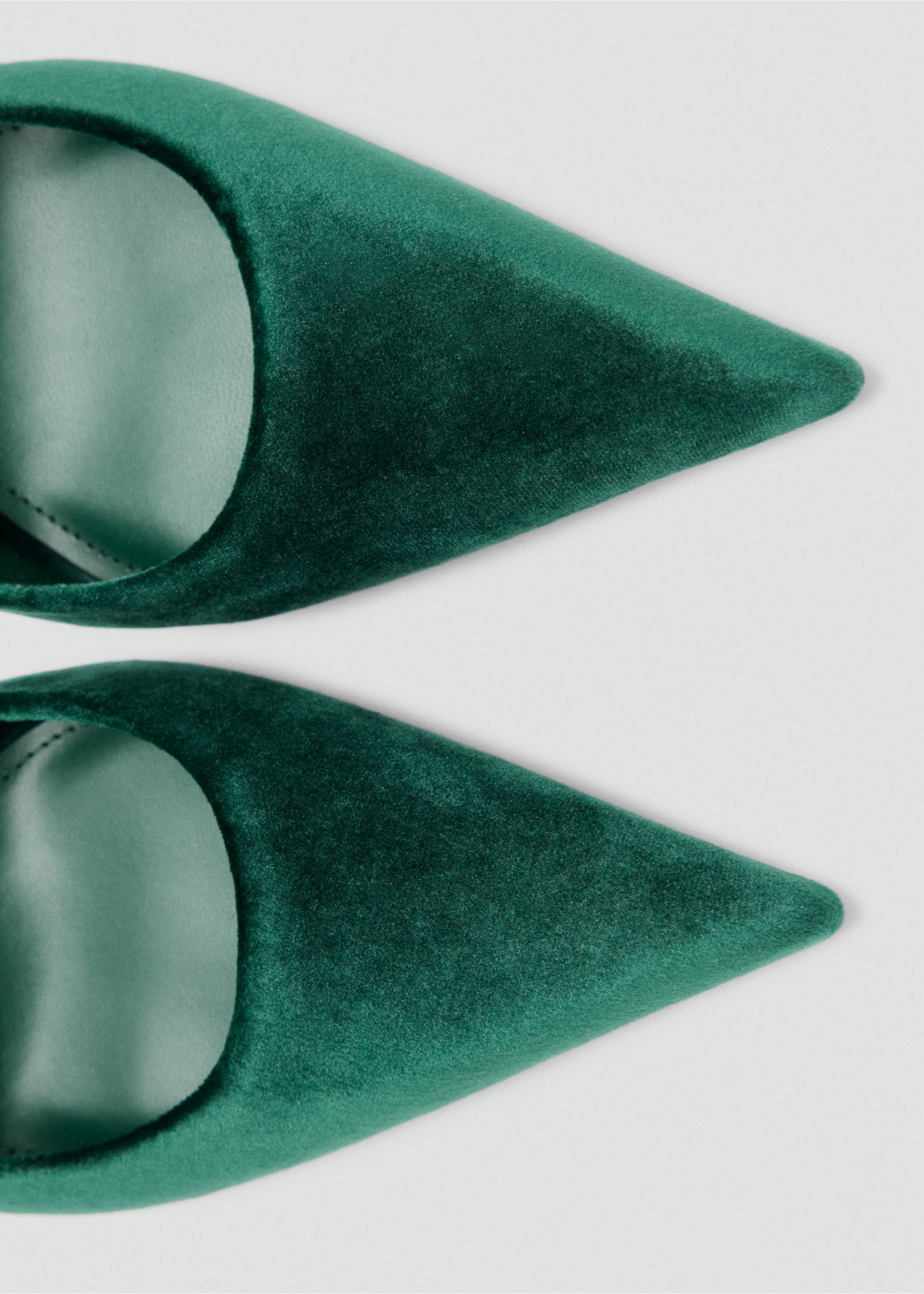 Close-up of dark green velvet shoes with a pointed toe., Green. Ref: 37027781-00.