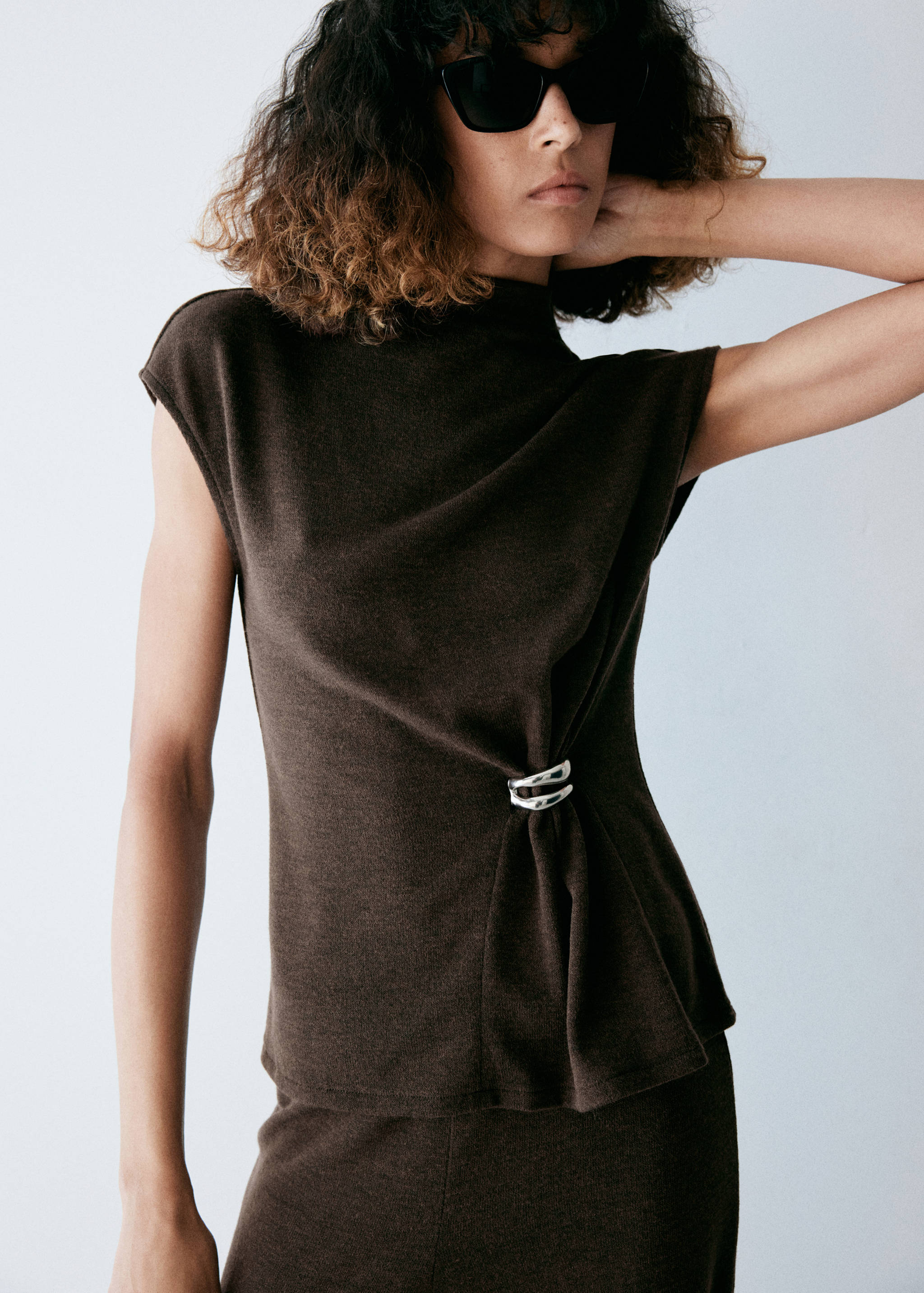 Top en maille détail de broche - Plan moyen