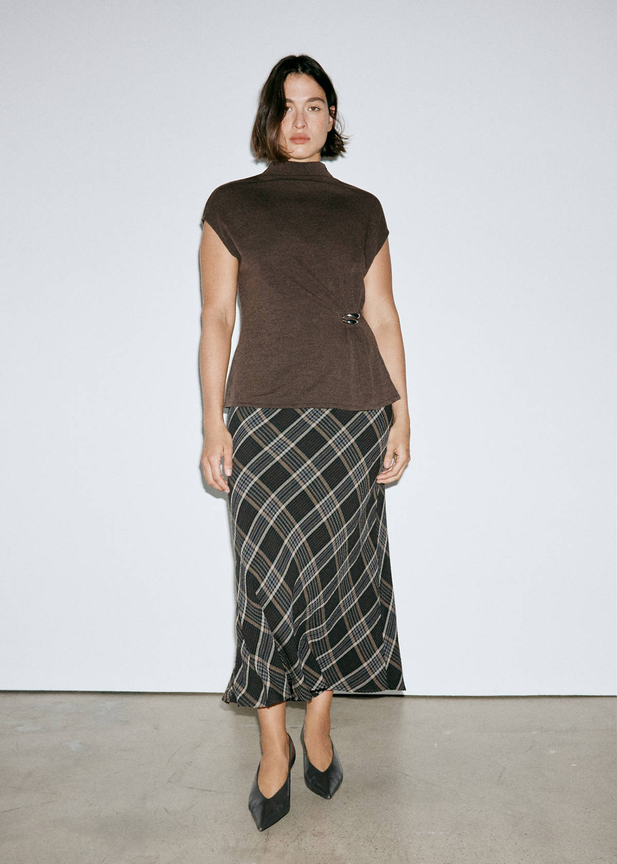 Knit top with brooch detail — Chocolate