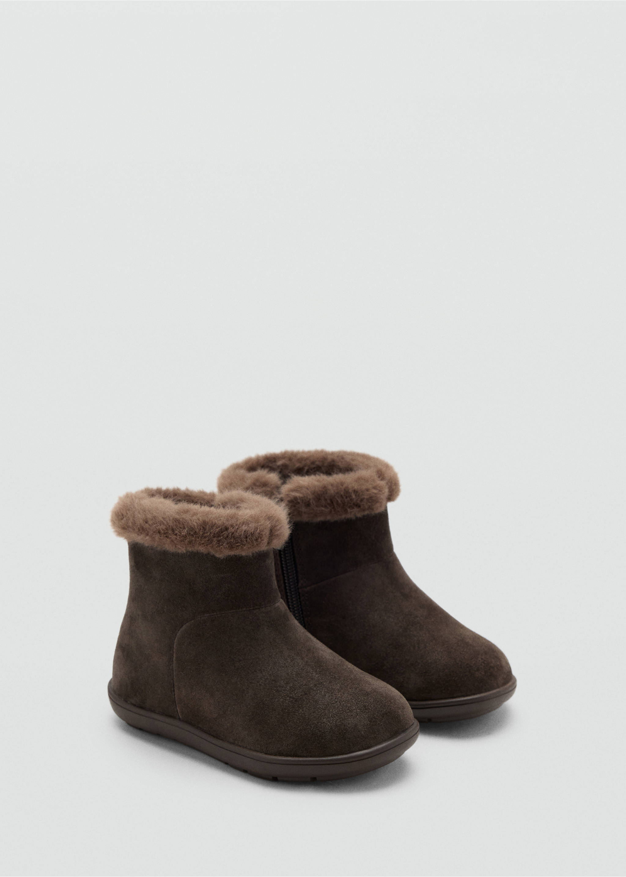 Botas oscuras de niño con cuello de efecto pelo y suela plana, Chocolate. Ref: 37027784-00.