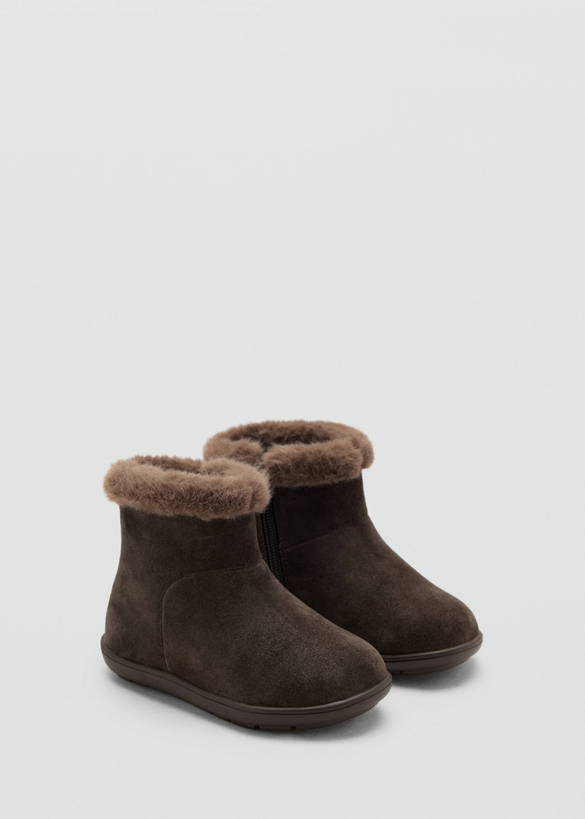 Botas oscuras de niño con cuello de efecto pelo y suela plana