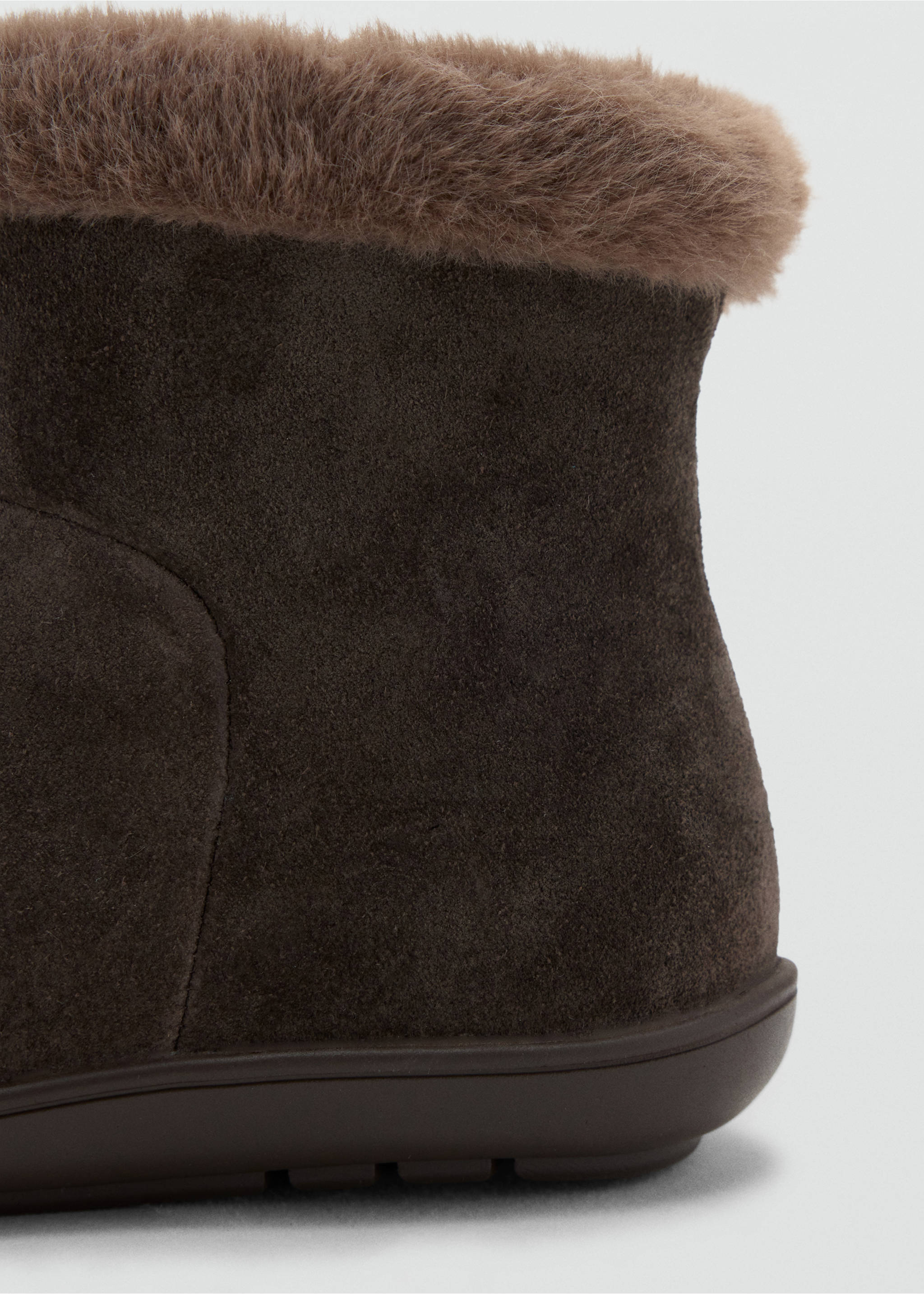 Bota marrón oscura con cuello de efecto pelo, detalle., Chocolate. Ref: 37027784-00.