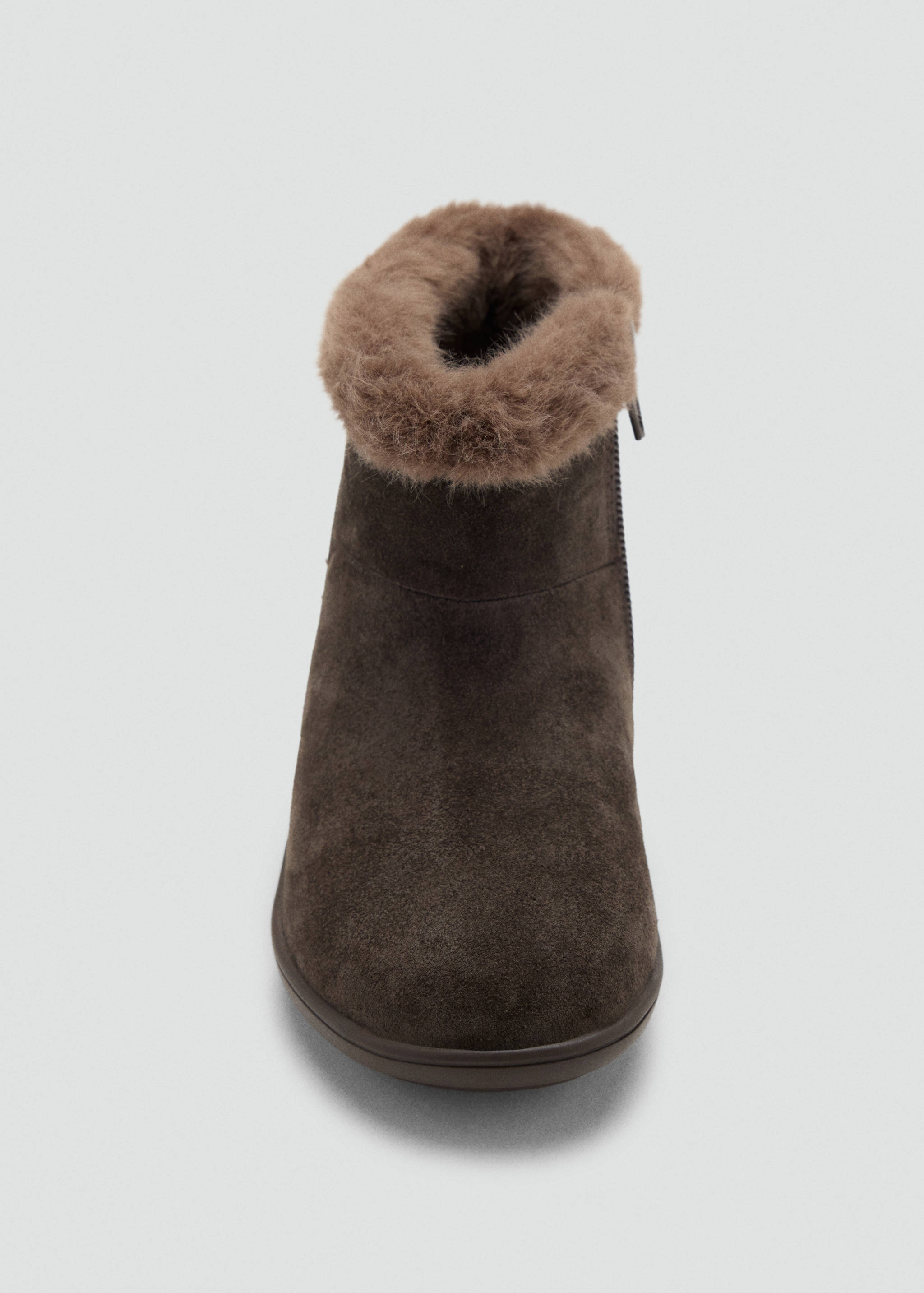 Bota de ante en marrón oscuro con vuelta de efecto pelo y cierre de cremallera lateral.