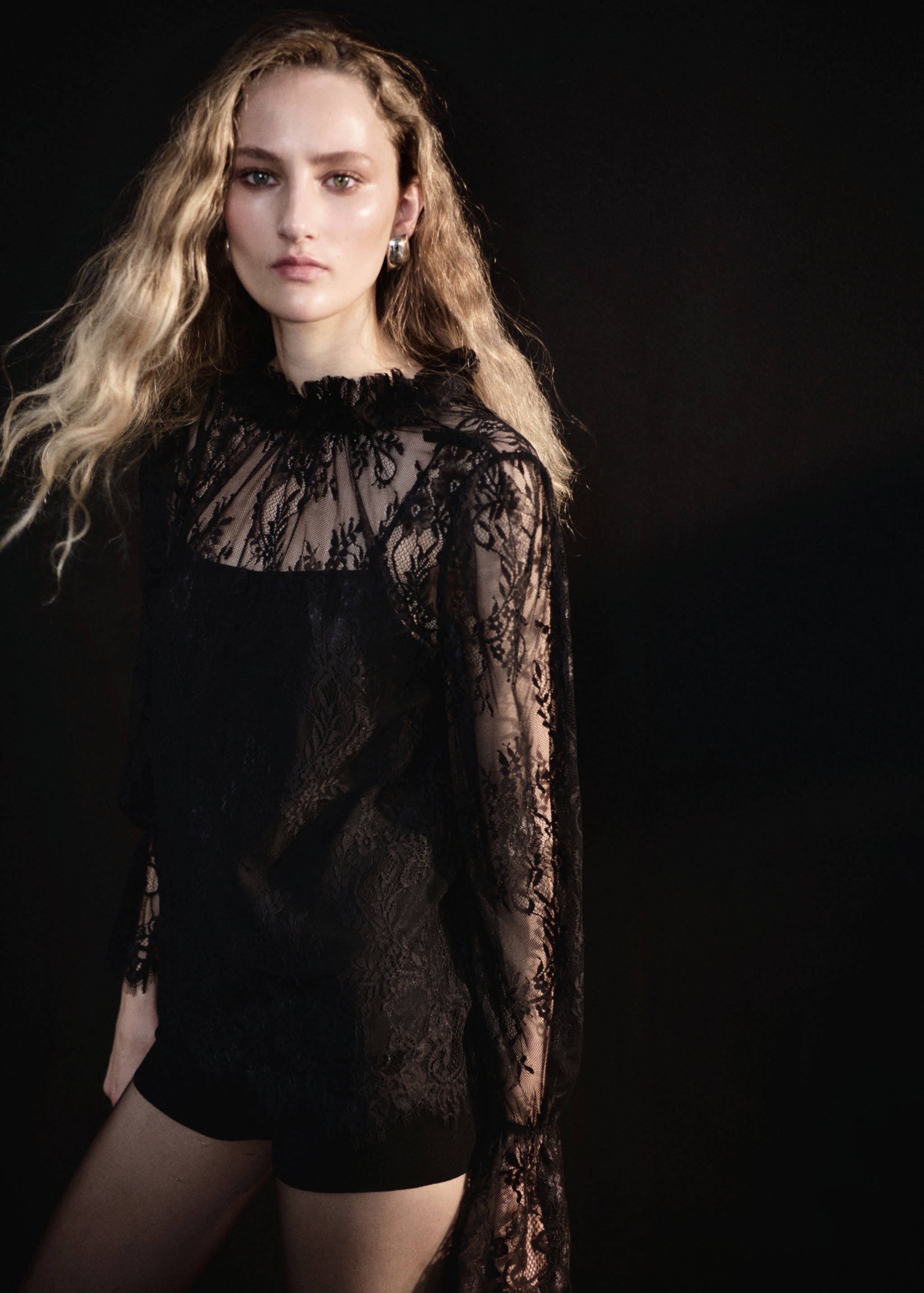 Blouse en dentelle semi-transparente - Plan moyen
