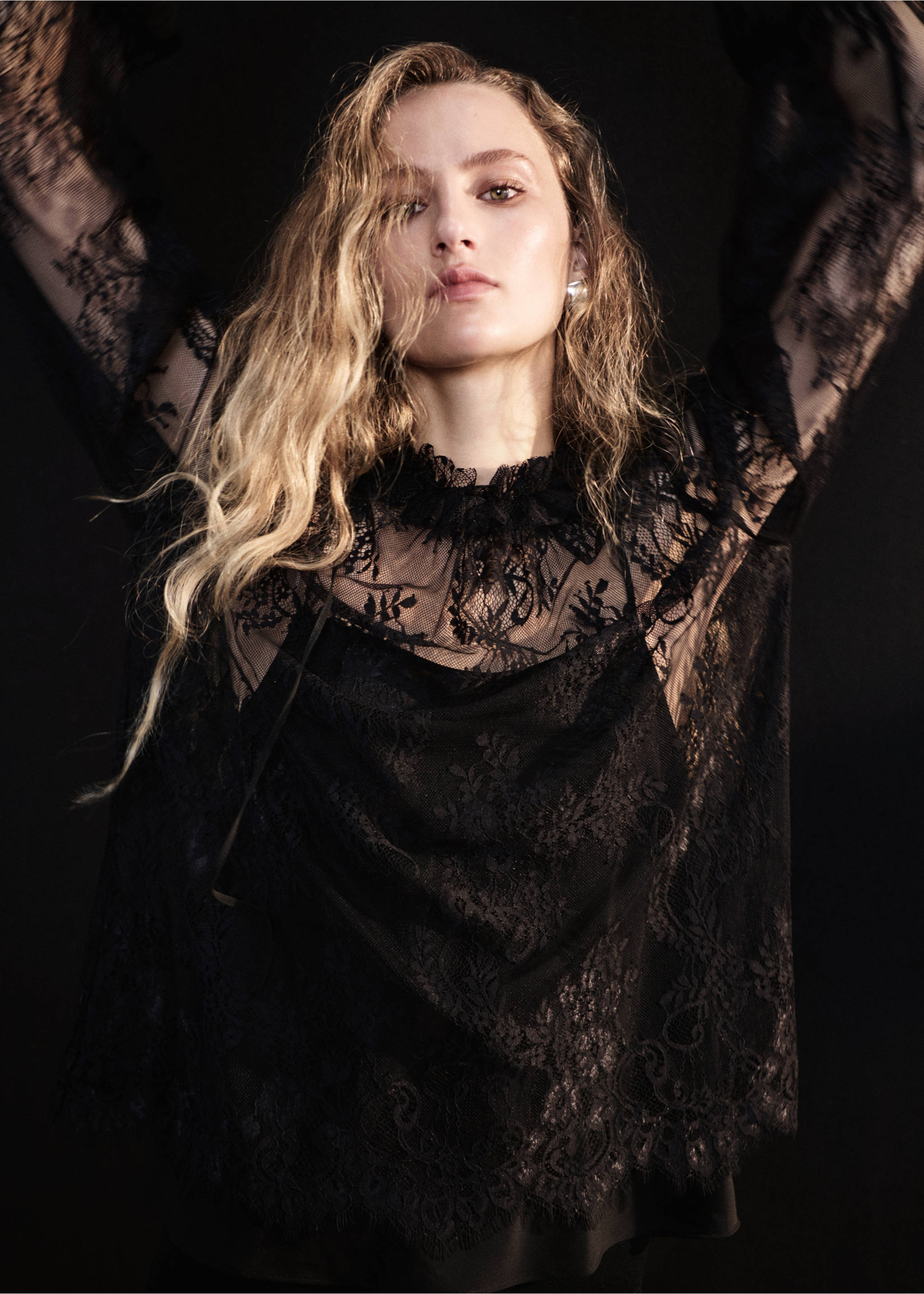 Blouse en dentelle semi-transparente - Détail de l'article 1, Noir. Ref: 37027787-00.
