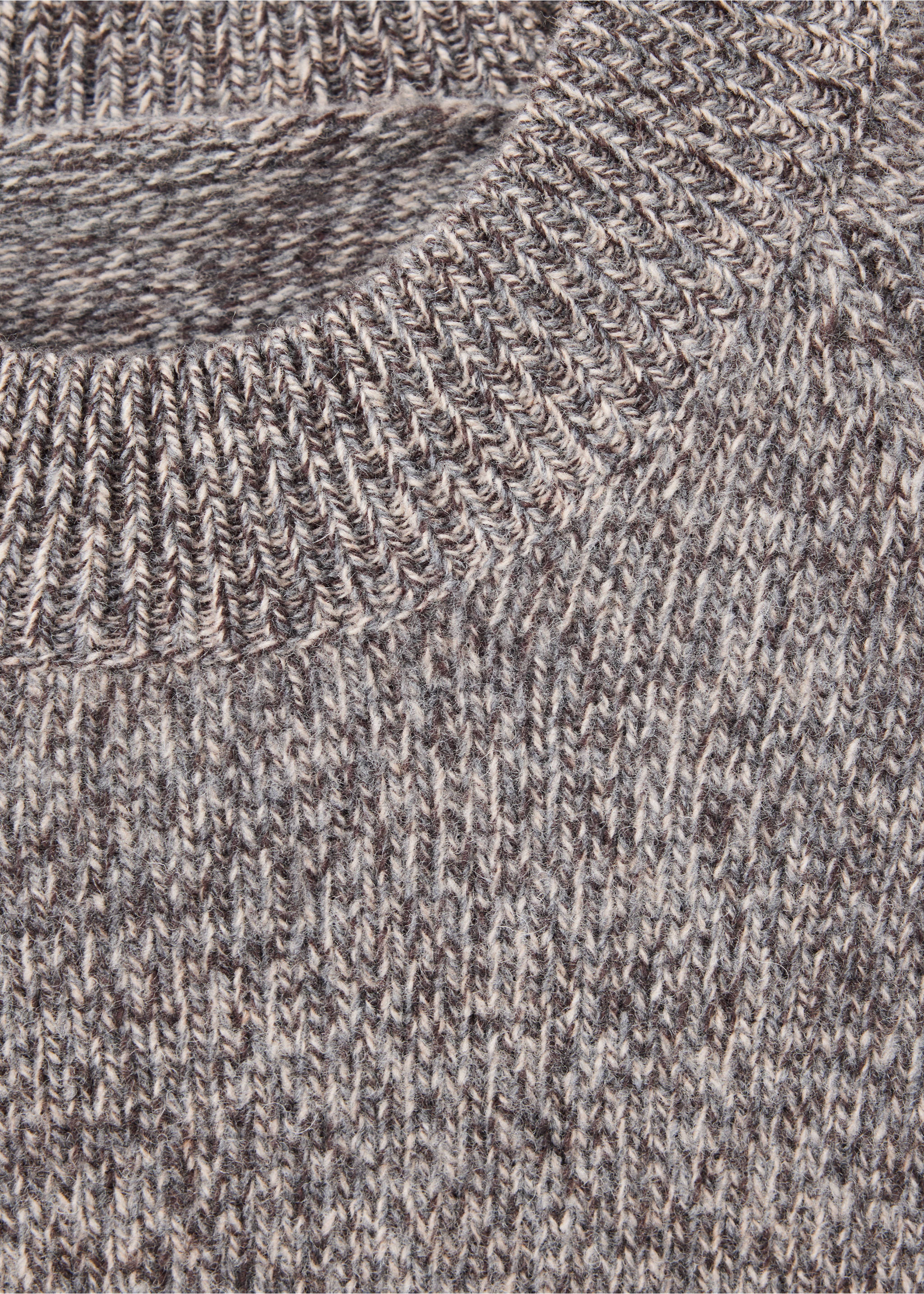 100% Italian wool knitted jumper - Details of the article 8, Tobacco Brown. Ref: 37027887-00.