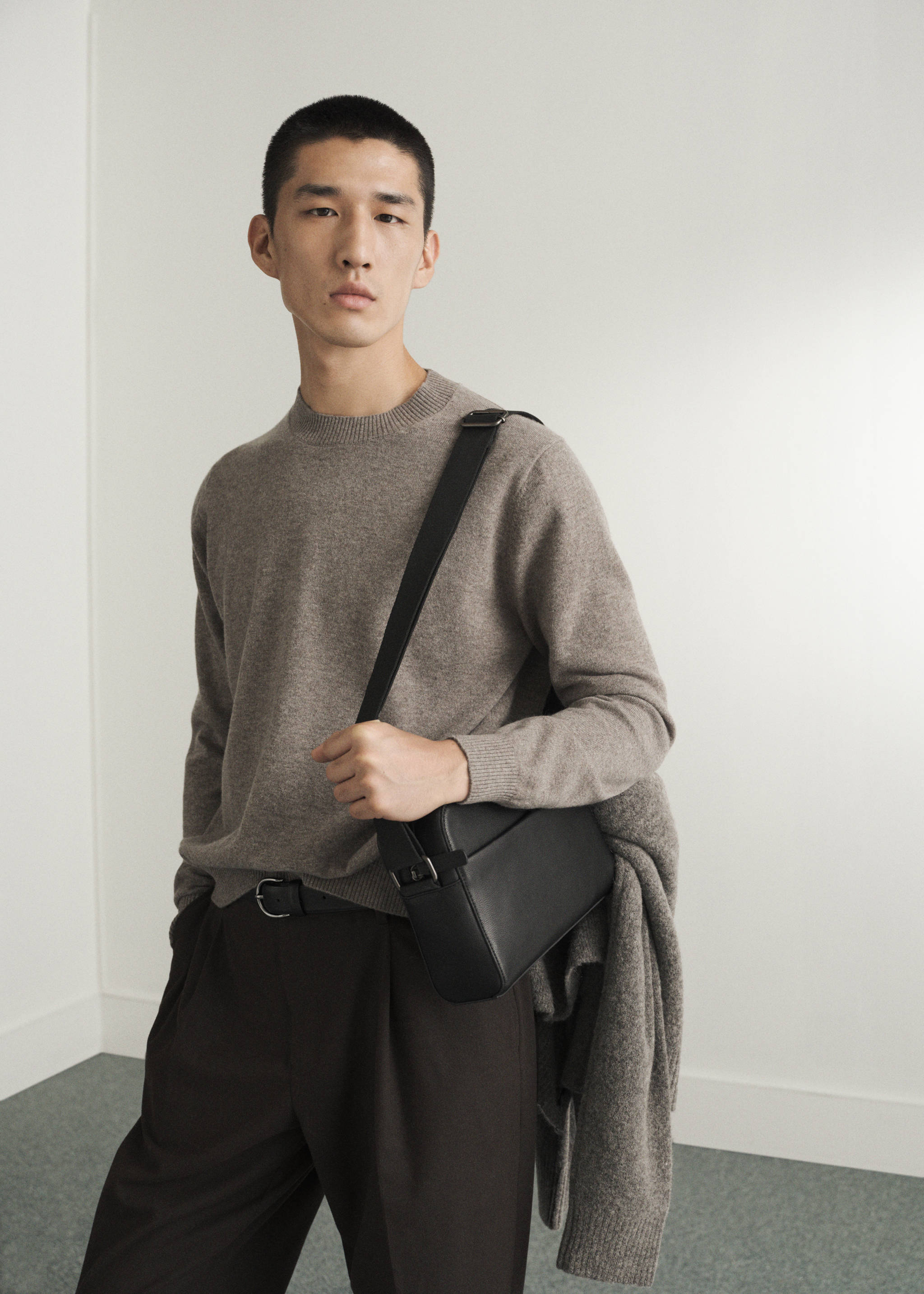100% wool fine-knit sweater - Details of the article 5, Mink Grey. Ref: 37027888-00.