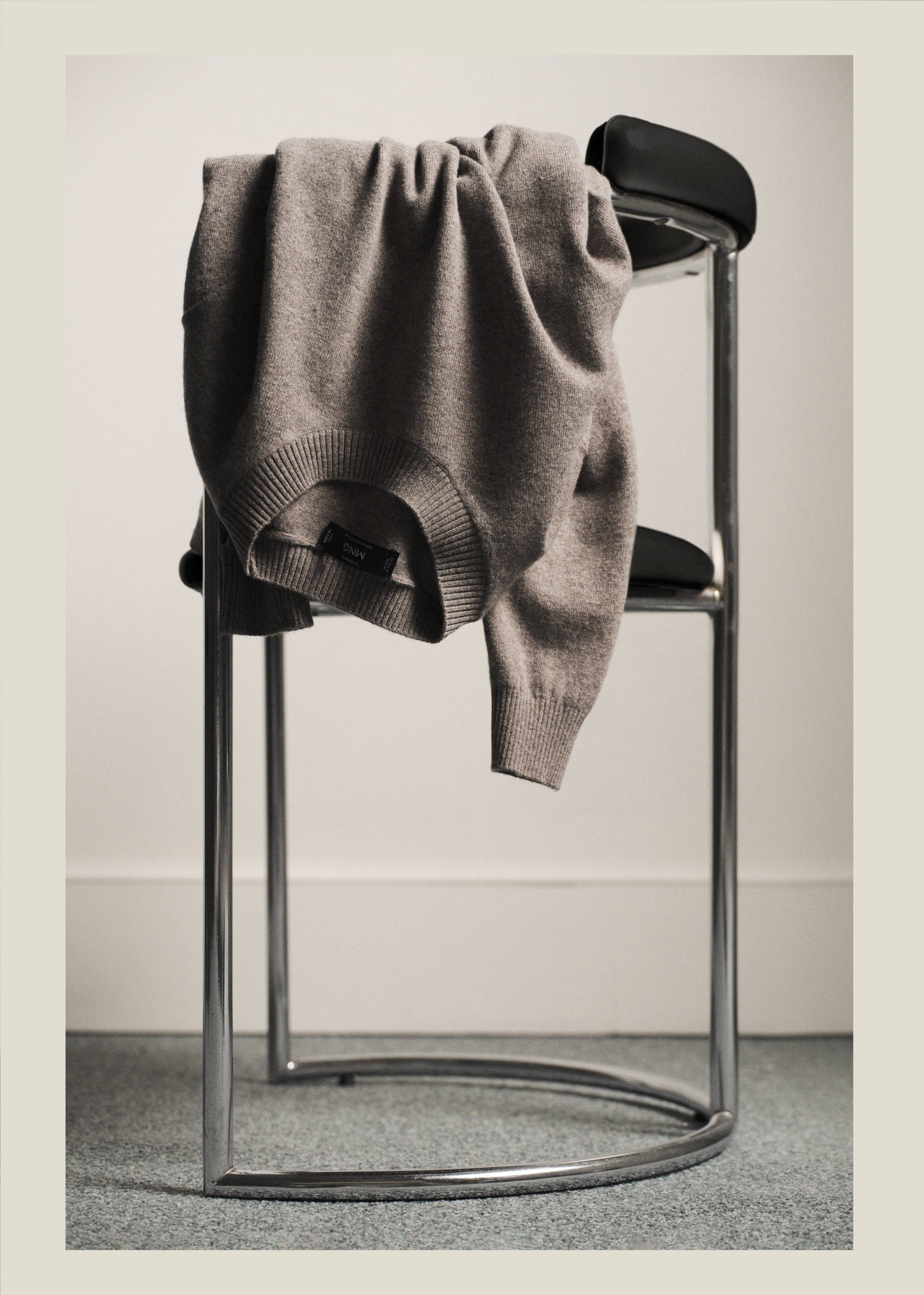 100% wool fine-knit sweater - Details of the article 6, Mink Grey. Ref: 37027888-00.