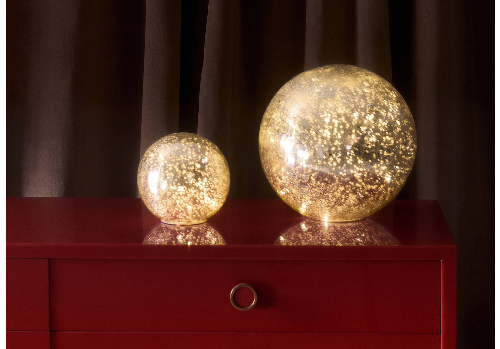 Grande boule lumineuse en verre - Plan panoramique