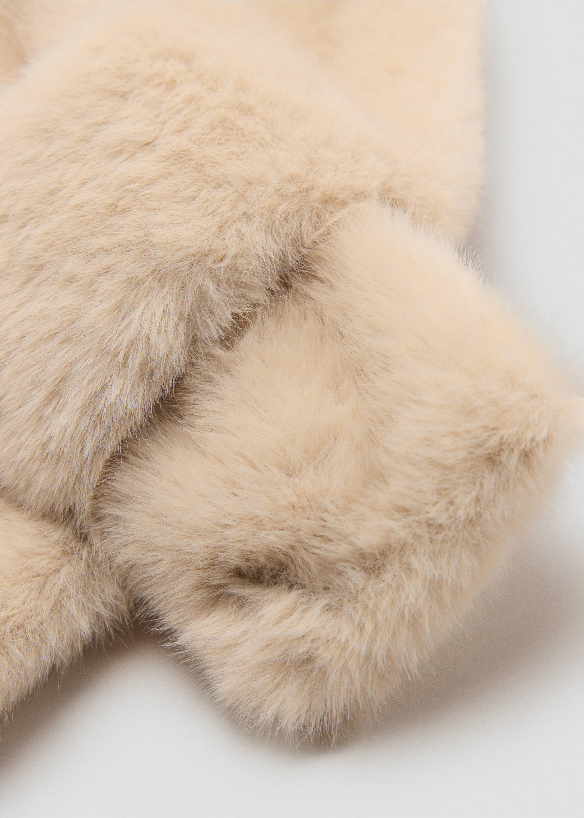 Beige faux-fur scarf in a soft, plush texture., Sand. Ref: 37027898-00.
