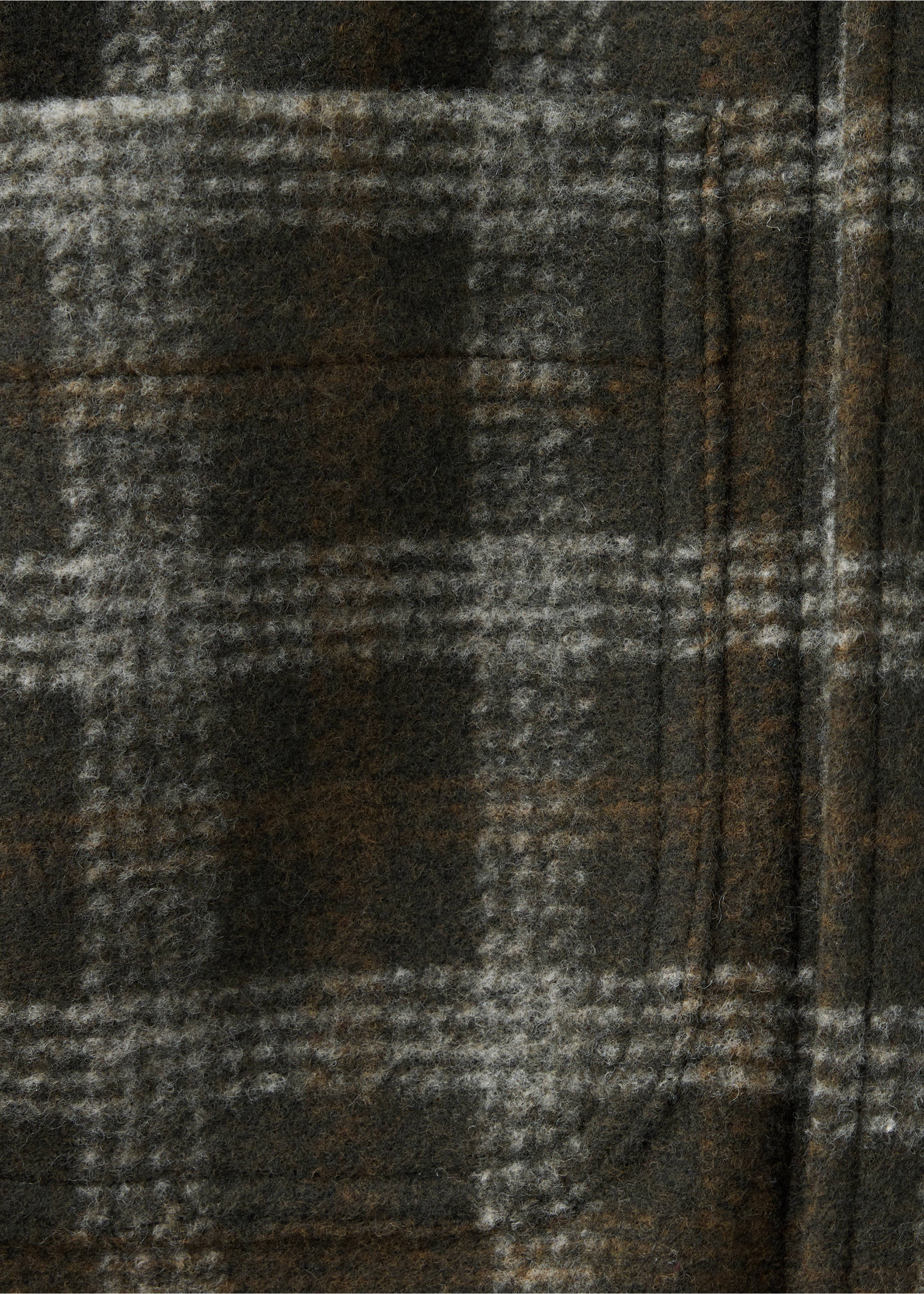 Detalle del tejido de una sobrecamisa de cuadros verde, marrón y gris con acabado afelpado., Verde medio. Ref: 37027901-00.