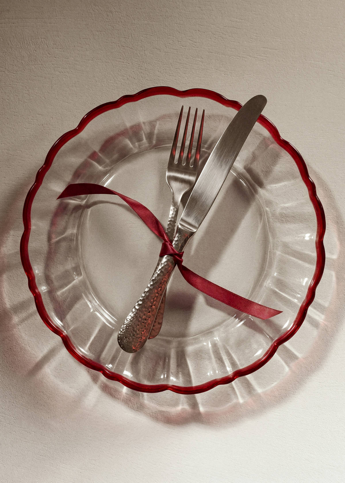 Wavy-edged glass plate — Red