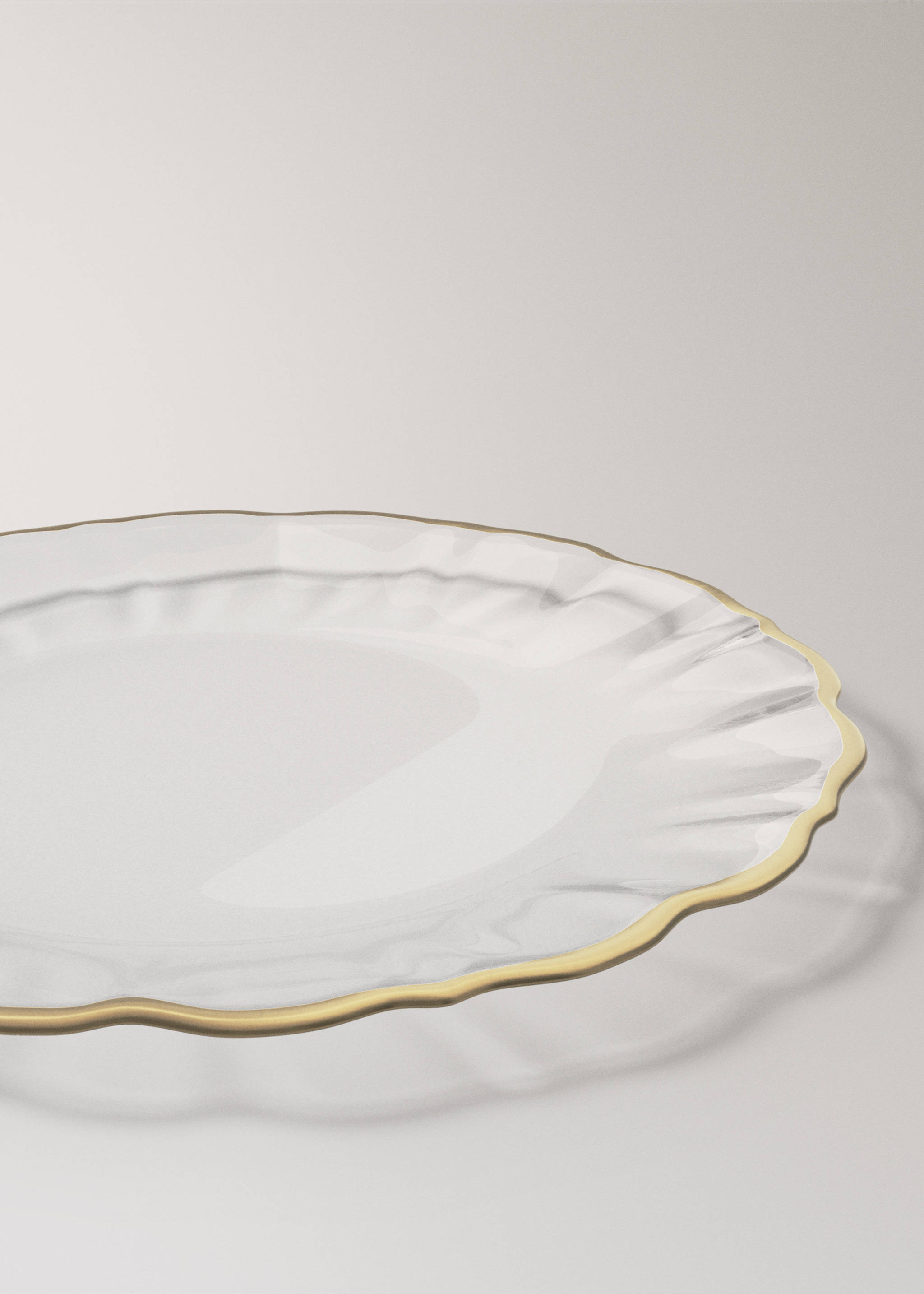 Clear glass plate with a wavy rim and gold trim., Gold. Ref: 37027904-00.