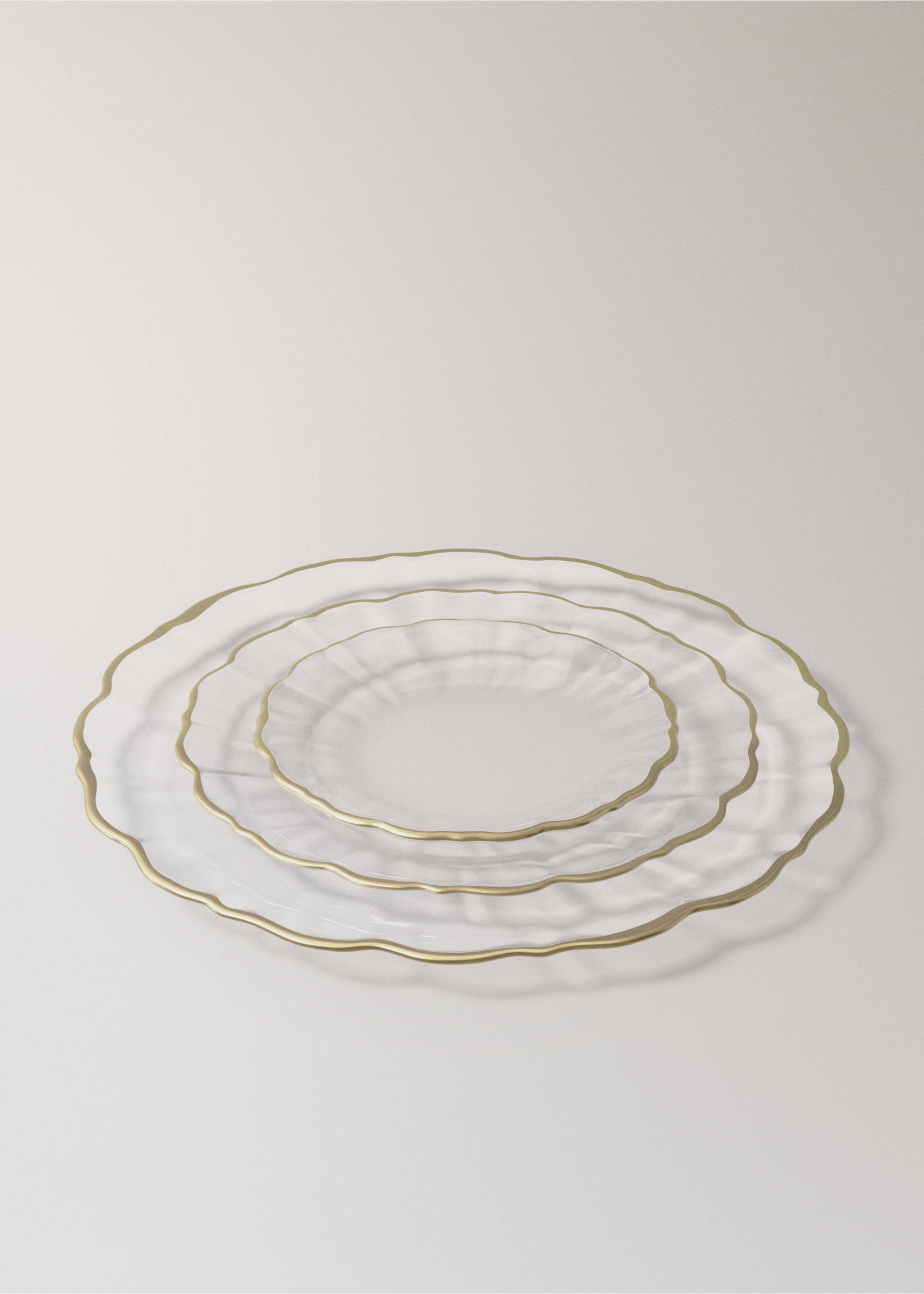 Clear glass plates with scalloped rims edged in gold., Gold. Ref: 37027904-00.