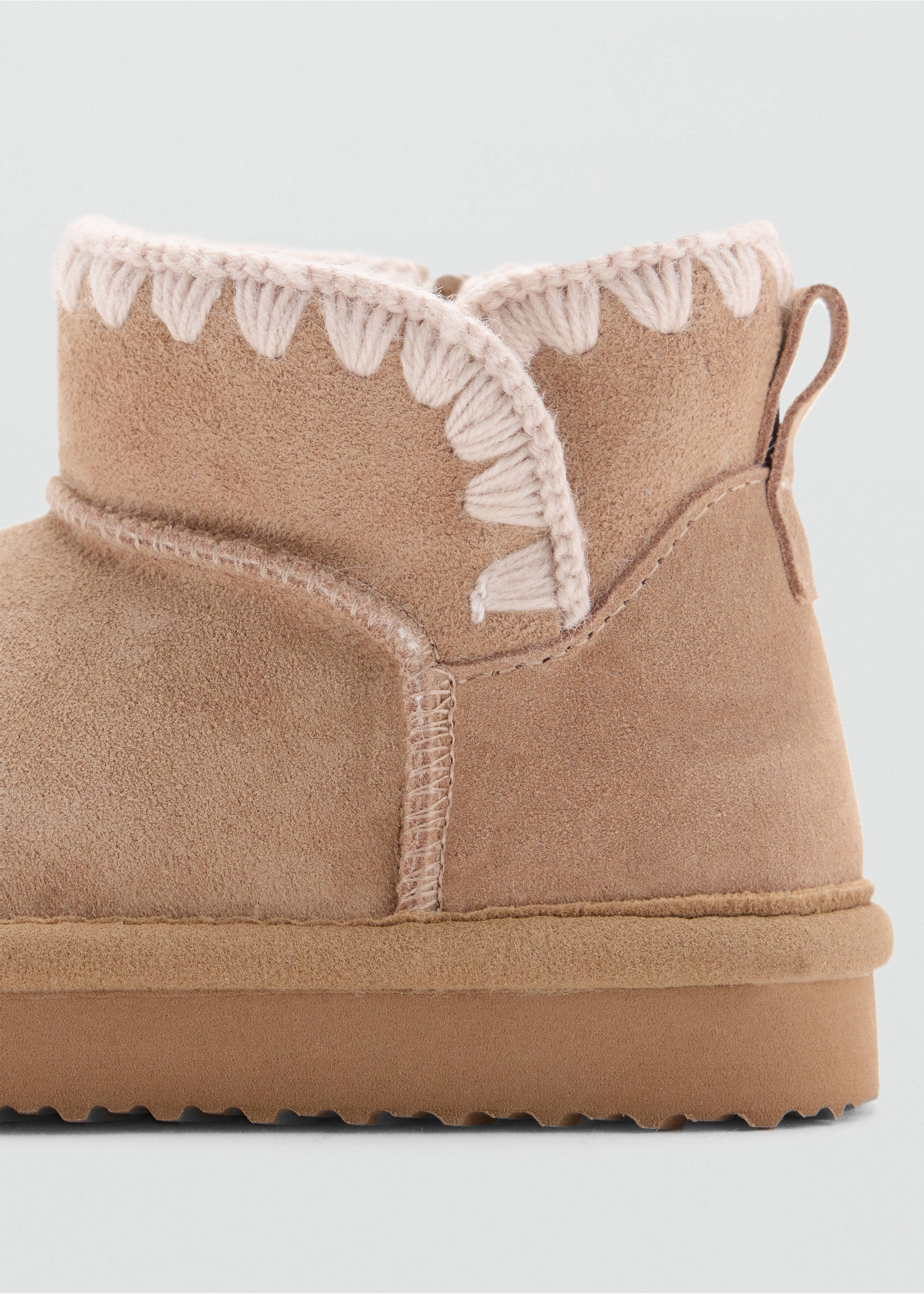 Bota infantil de color marrón claro con ribete de crochet en el cuello y tirador., Arena. Ref: 37027912-00.