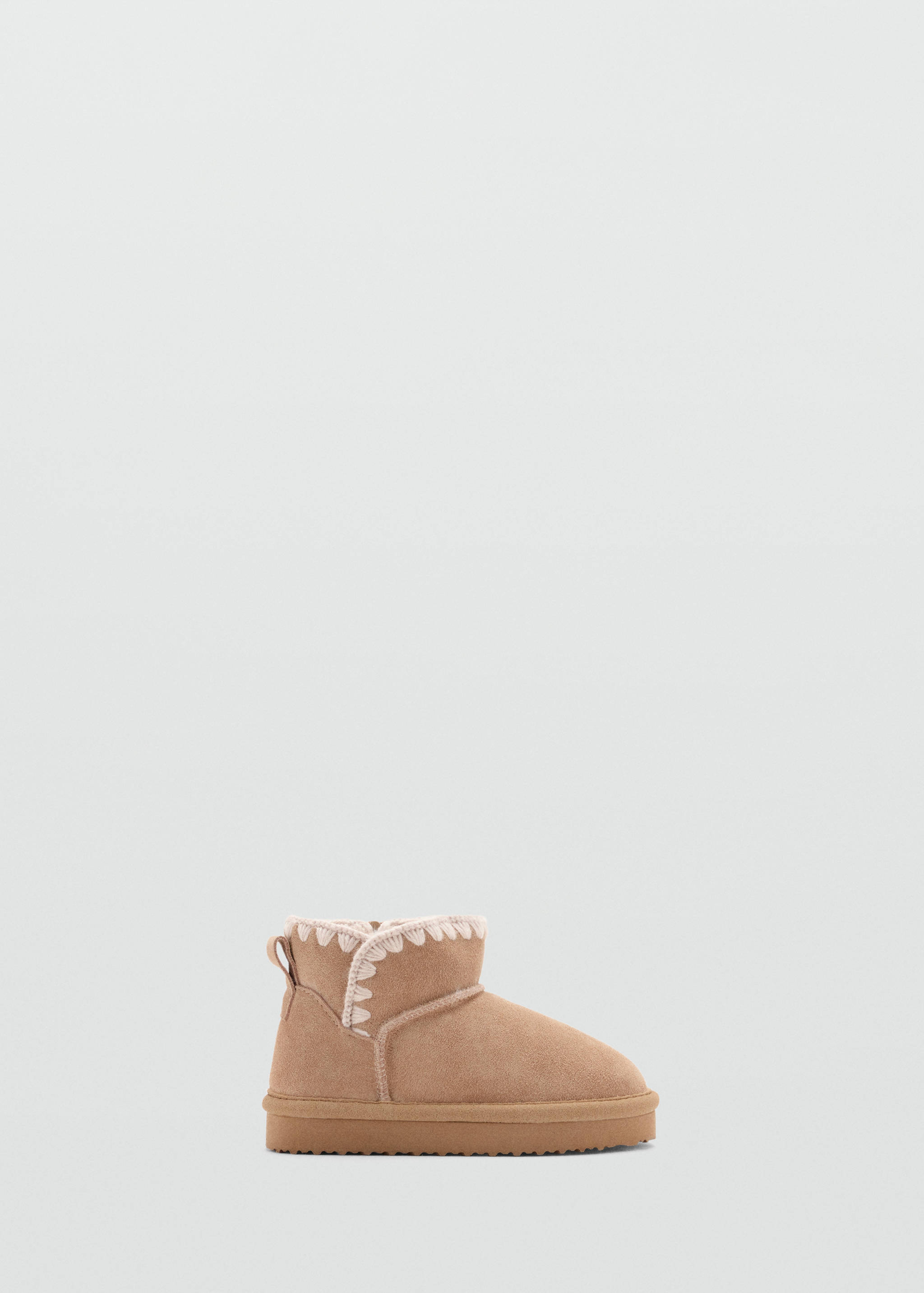 Botas marrones de ante para niños con suela gruesa y ribete festoneado en beige claro.