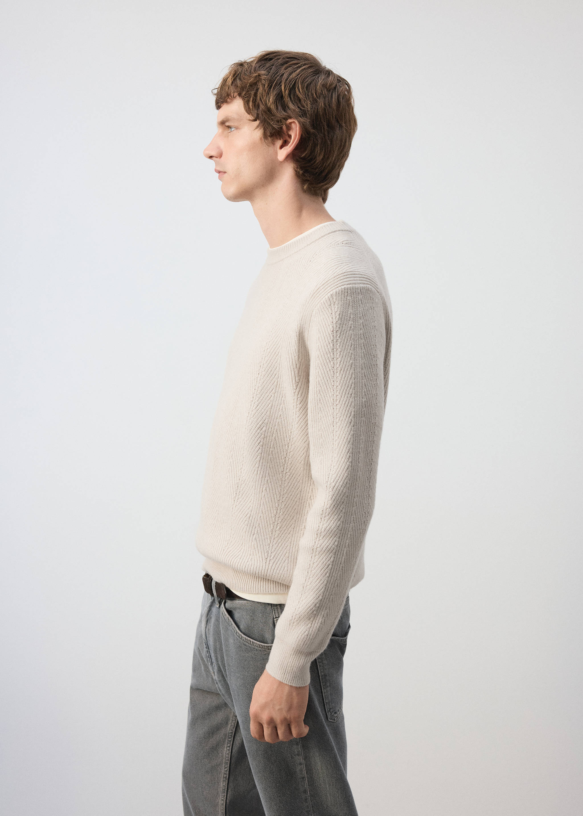 Cream knitted jumper with a ribbed pattern and round neckline.